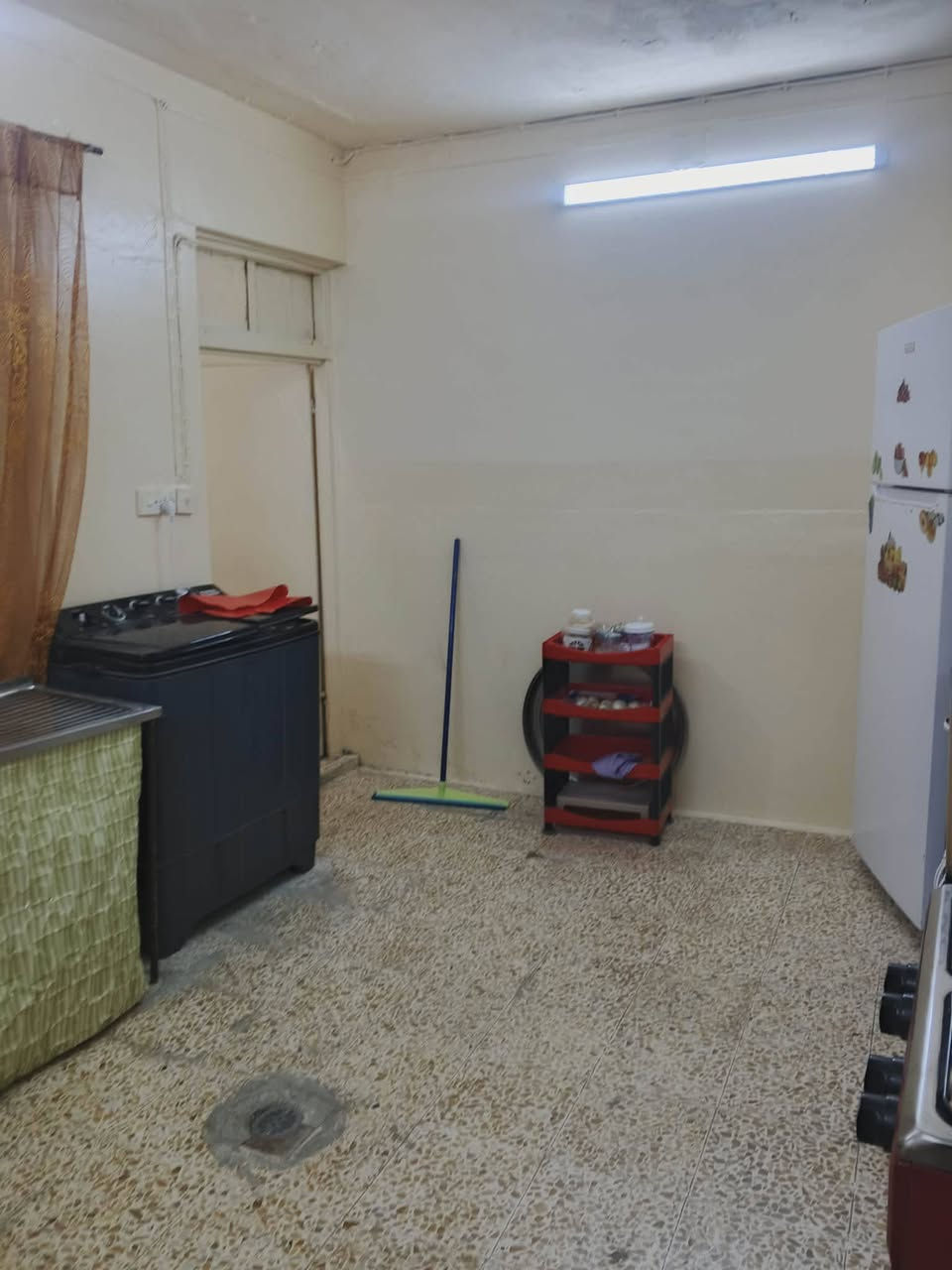 سلام عليكم بيت البيع 
الموقع حي عدن قرب مدرست عبد الوهاب الشواف 
مساحت البيت 200م 
وجهت البيت 10
السعر 125قفل
بيه غرفت نوم 1 استقبال اهول 
الاستفسار اكثر اتصال على هذا رقم 
***********
