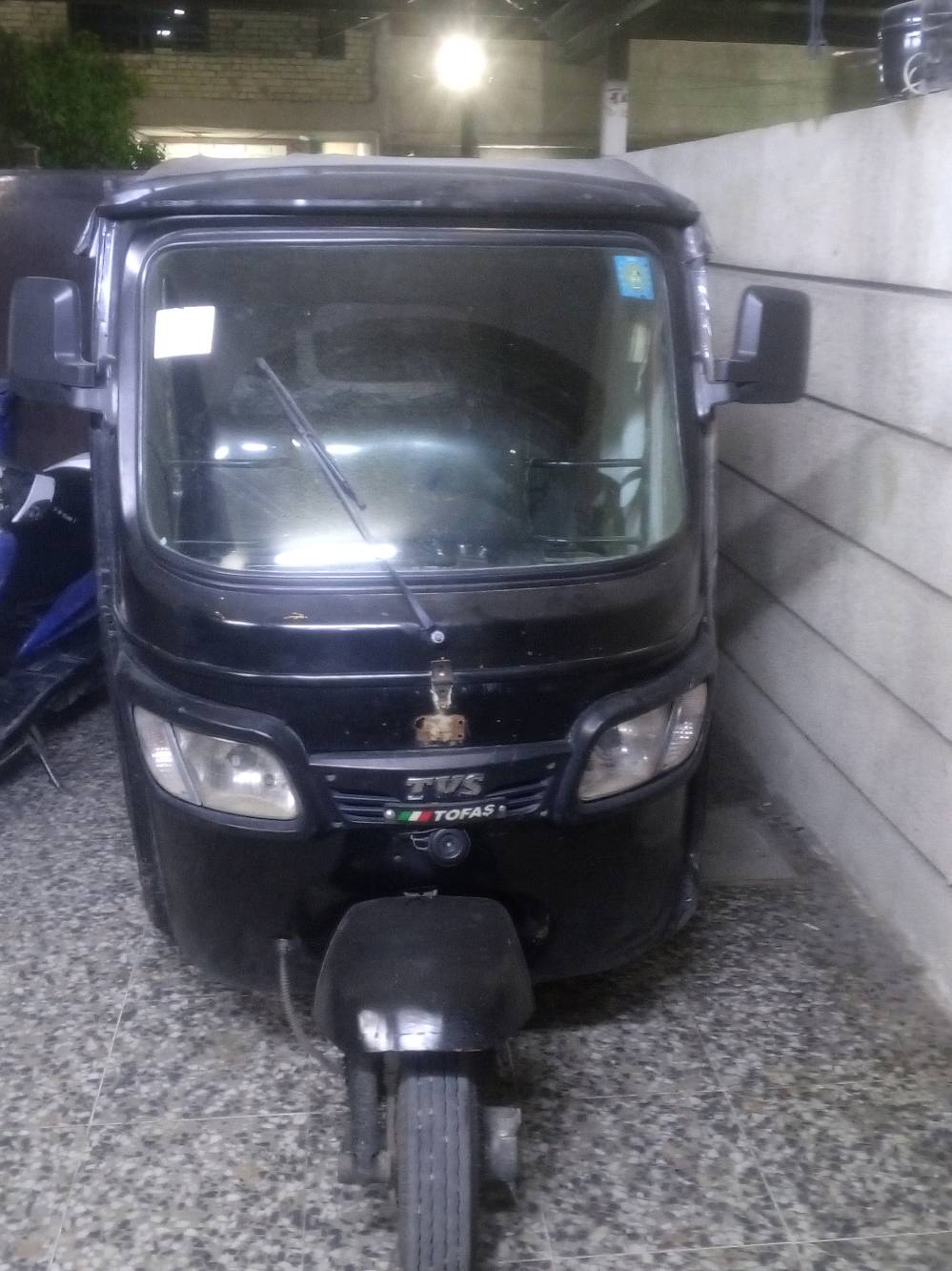 تكتك TVS باللون الأسود بحالة جيدة، مثالي للتنقلات اليومية أو العمل. يتمتع بتصميم عملي ويحتوي على مساحة داخلية مريحة. يمكن الاطلاع عليه في أي وقت مناسب. الاتصال لمزيد من التفاصيل.