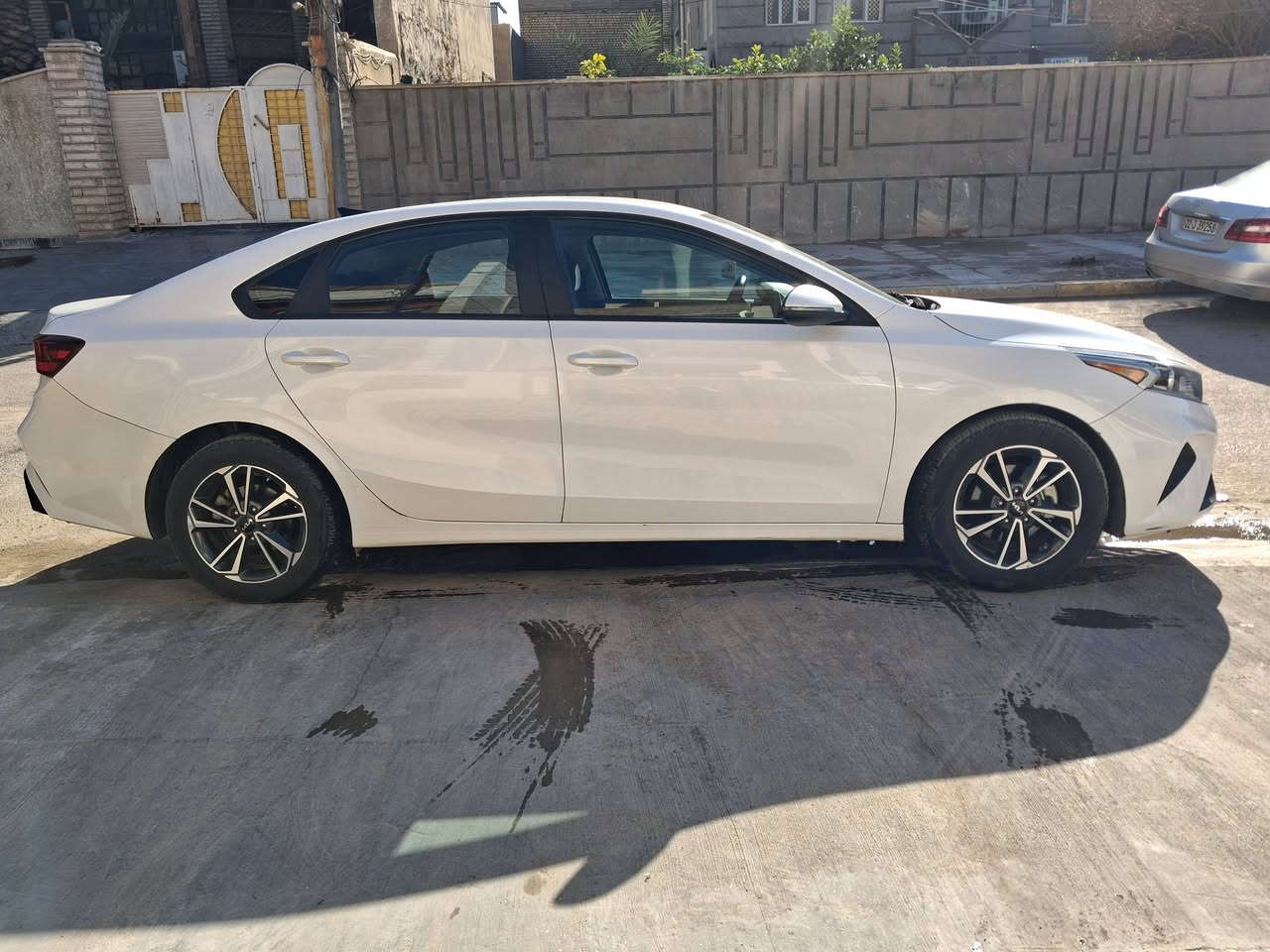 السلام عليكم
كيا فورتي 2023 
وارد امريكي صور الحادث موجوده مع 
الصور 
مواصفات LXS
محرك 2000 دوش 
سعر 163 ورقه 
مكان بغداد 
الاتصال على الرقم 
***********
