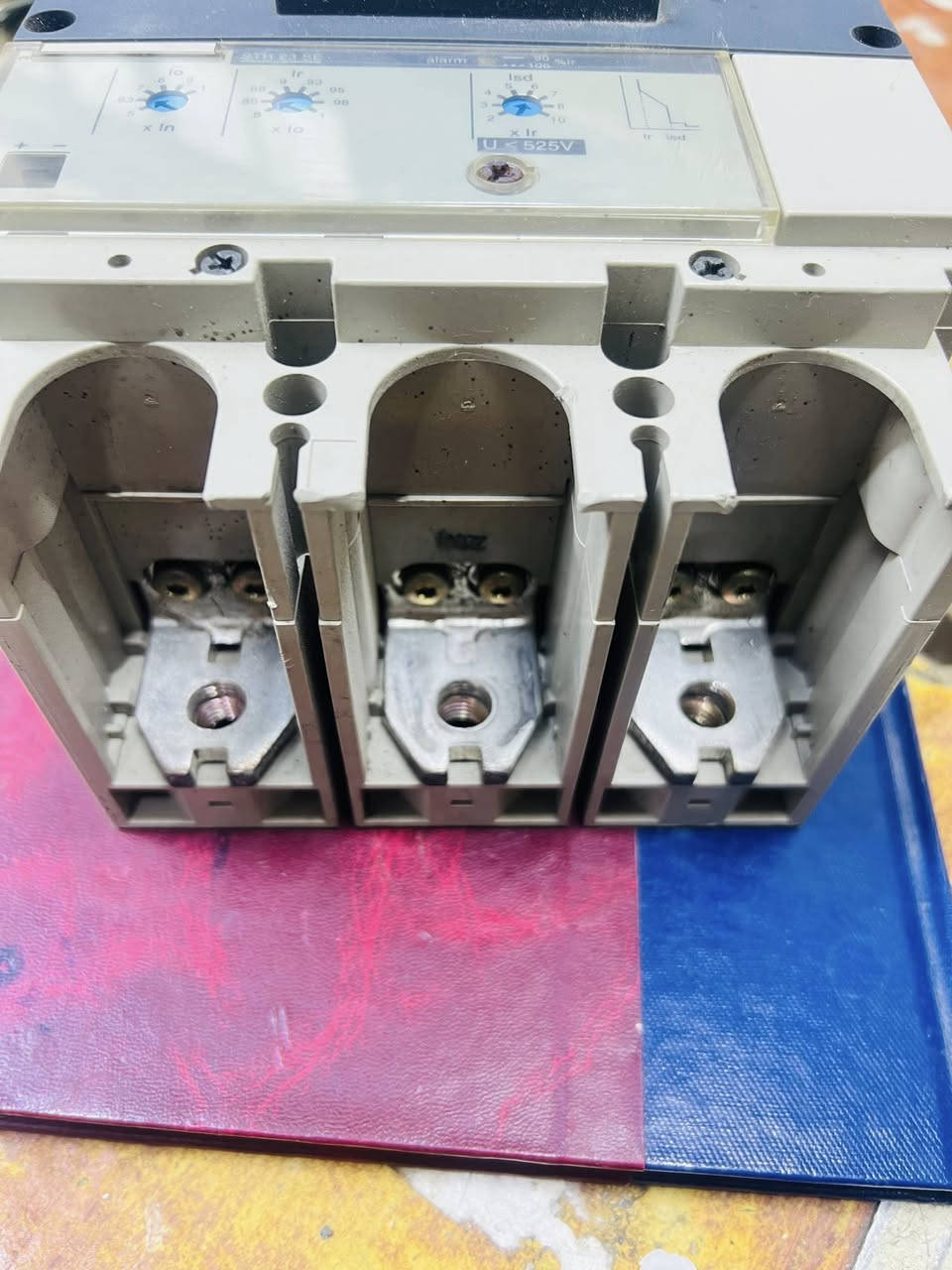 سلام عليكم ورحمة الله وبركاته يتوفر لدينا قاطع ام جي اصلي فول نضافه 400A+630A استفسار *********** بغداد شورجه عكد النصاره شركة الابداع
