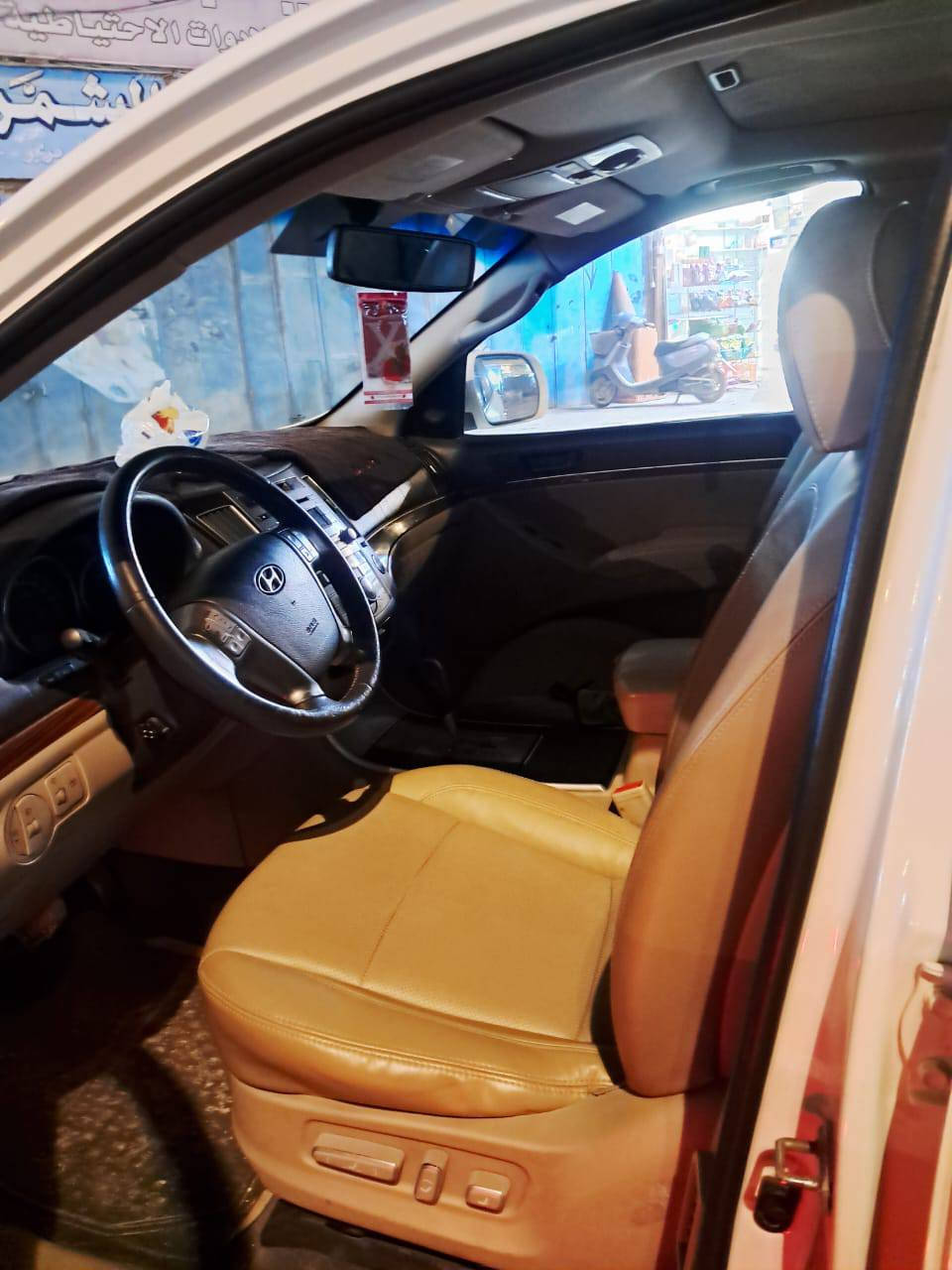 السلام عليكم للبيع هونداي فيراكروز مكفوله كفاله عامه مكينه شرط مامفتوحه كير حداديه  موديل 2012 السياره كراسي كهرباىي تبريد ثلج ٣قطع   ٧ راكب  كامره خلفيه حساسات خلفيه مرايات شفط مكان السياره كربلاء طويريج   السعر 155$  وبيها مجال الاتصال الرقم ***********
