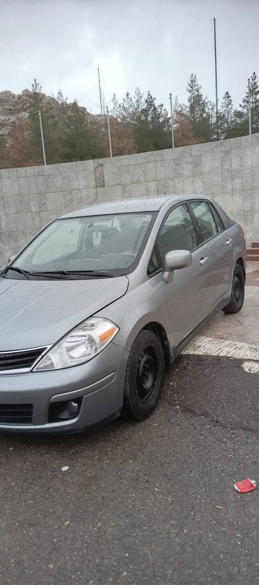 نیسان ڤێرسا 2011بۆفرۆشت
سەیارەی تابڵێ خاوێنوو جوانە. ماڵێ دۆستە گێڕو مەکینەو کارەبای تەبریدوو گەرمی بەشەرت. تەقەوڕەڕەقی نیە هەموو گیانی مەزبووتەو چوار جام کارەبایەوەشاشەو کامێرارە چوار تایەی خاوێنی لەژێرە. سنەوی نوویەیە تا2028بەناوخۆموەیە.پێنج پارچەبۆیاخە هەموگیانی مەزبووتە. سعری 85گەڵاو مەجال شووین ڕانیە. *********** رانية, السليمانية
