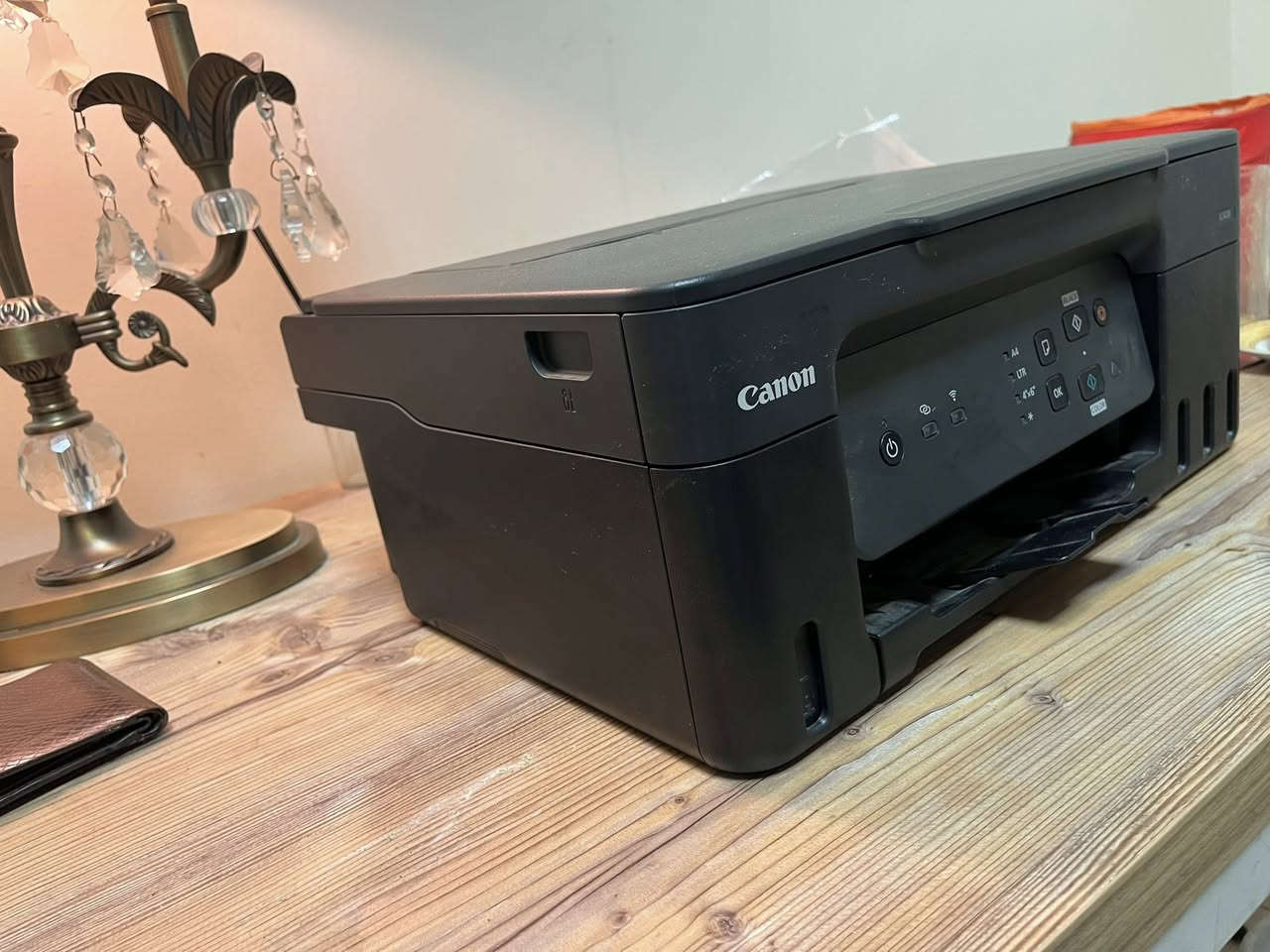 نظام ميجا تانك الأصلي من كانون: توفير هائل في تكلفة الحبر!�طباعة حتى 6000 صفحة أسود و 7000 صفحة ملون بحوالي 10-15 دينار فقط لتعبئة كاملة! (وداعاً للكارتريدج الغالية!)
•  3 في 1: طباعة + مسح ضوئي + نسخ – كل شيء في جهاز واحد صغير وأنيق.
•  لاسلكية Wi-Fi: اطبع من الجوال أو اللاب توب بدون وصلات، تدعم تطبيق Canon PRINT والطباعة السحابية.
•  جودة طباعة عالية: حتى 4800 × 1200 dpi – صور فوتوغرافية ووثائق واضحة وحادة.
•  سرعة جيدة: ~11 صفحة/دقيقة أسود، ~6 صفحة/دقيقة ملون.
•  حامل ورق كبير: 100 ورقة، مناسب للاستخدام اليومي في البيت أو المكتب الصغير.
الحالة: مستعملة بحالة ممتازة جداً (نظيفة، بدون أي عيوب، تعمل 100%)، الخزانات ممتلئة تقريباً (أسود + ألوان كثيرة باقية)، عدد الصفحات المطبوعة قليل نسبياً.

السعر 80 قابل للتفاوض البسيط


**إذا كنت صاحب هذا الإعلان وتريد حذفه لأي سبب، رجاءا أرسل رسالة إلى الدعم الفني**