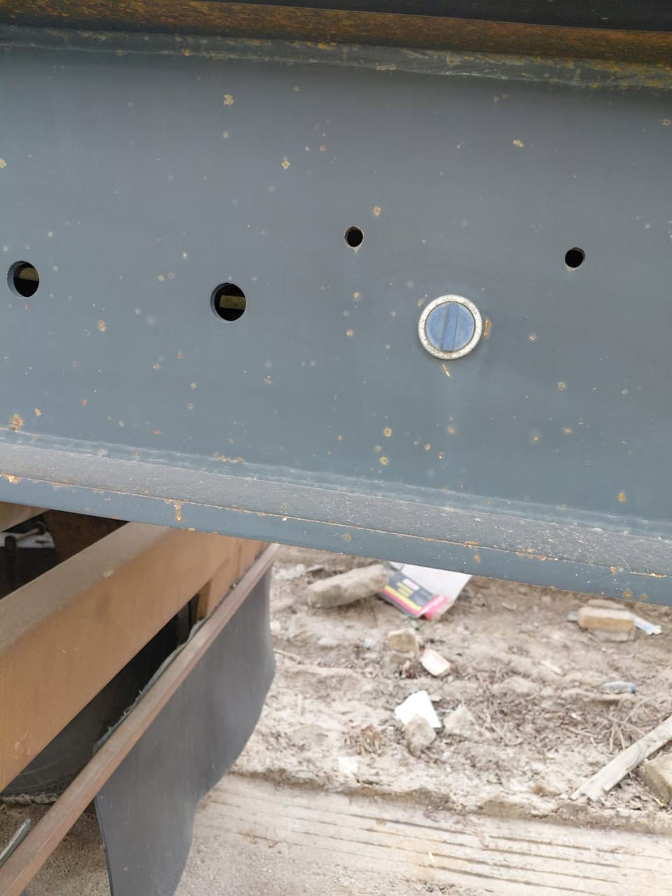 لبيع مقطوره ايطالي مكفوله كفاله عامه ذرعه28طول سبعه ونص  تريده تريله رجليه وبيمه موجودسبرنك امامي جوبلس خلفي***********
