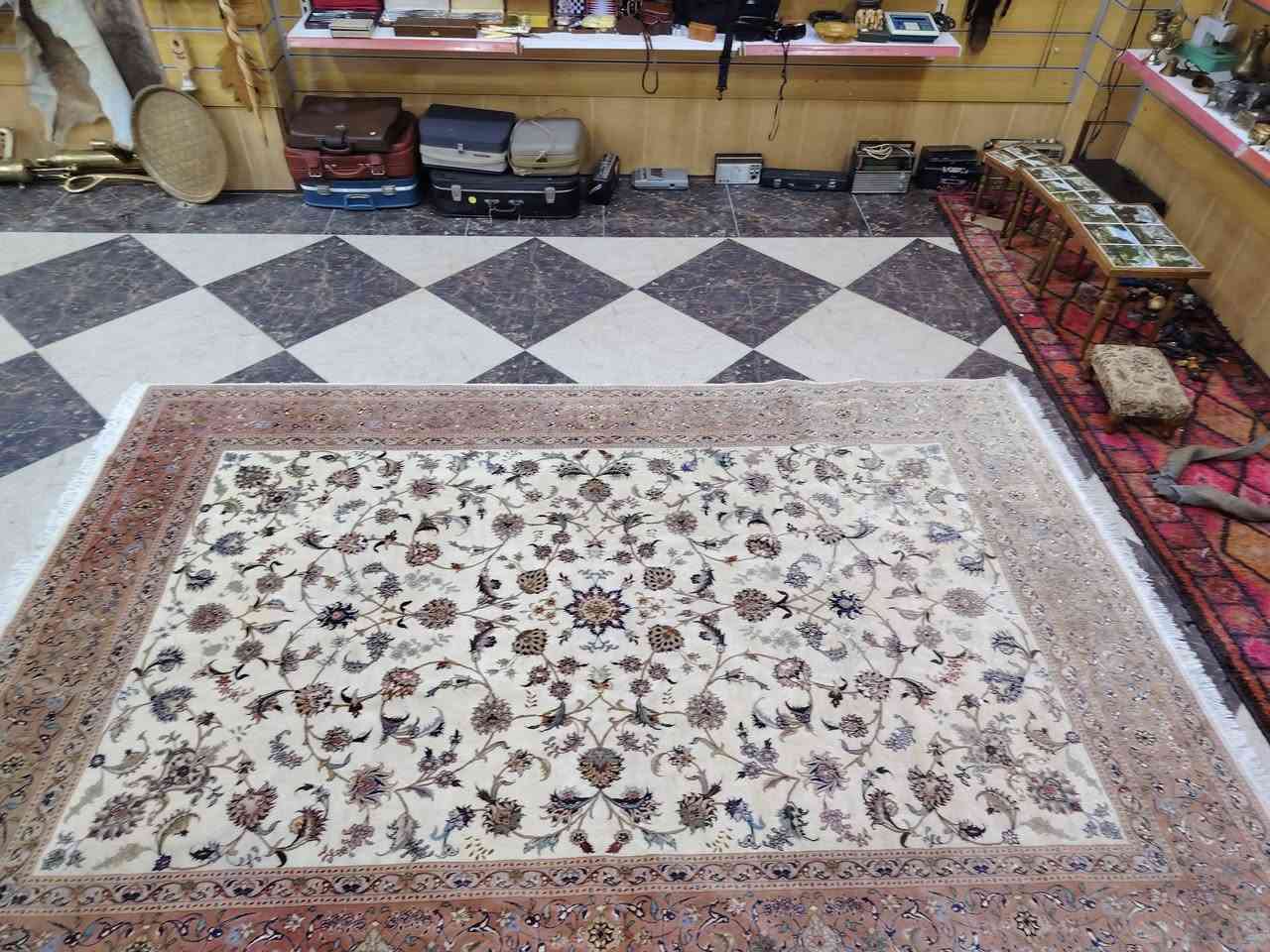 تبريز إيراني عمره فوق ١٠٠سنه حرير الأبعاد ٢* ٣م
واتساب *********** العنوان ديالى خانقين يوجد توصيل
