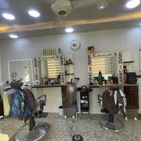 محل حلاقه كامل للبيع  مابي اي نقص مكاني العلم / والغراض كلهن نظيفات ال...