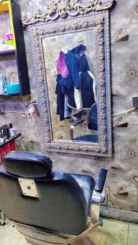 كراسي حلاقه ٢ مع مرايات ٢  كامله ونظيفه ب٢٢٥ الف وبيهه مجال للاستفسار ...