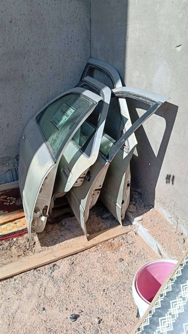 سلام عليكم بيبان كامري موديل 2000 ابو الجف كاملات بس بطاين مابيهن مامصبوغات بلاد السعر 4000 الف بيهن مجال اتصال ***********
