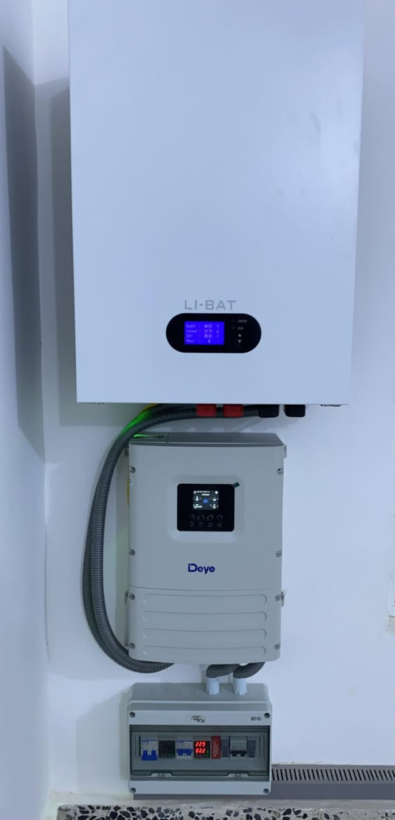 🔋☀️🔸 تم بعون الله تنفيذ منظومة طاقة شمسية وبقدرة تشغيلية ⚡
* 15 أمبير نهاري
* 10 أمبير ليلي

🔋☀️ وقد تم عمل حسابات للمنظومة على مدار السنه وبيان انتاجية الالواح خلال اشهر السنة من خلال برنامج المحاكاة OpenSolar

🔸 المكونات:
* 5 لوح شمسي نوع فلادفيا بقدرة 715 واط
* انفيرتر اوف گرد نوع Deye بقدرة 6 كيلوواط
* بطارية نوع Gotion، سعة 10 كيلوواط

🔸 الهيكل والتثبيت:
* استخدام هيكل حديد ميكانو مغلون مقاوم للصدأ
* تثبيت الألواح باستخدام صبات كونكريت

📍 موقع التنفيذ:
الحلة - مجمع دور المعهد التقني بابل 

للأستفسار أو طلب تنفيذ منظومات طاقة شمسية نقداً أو بالتقسيط على مدى 10 اشهر او 18 شهراً، يرجى مراسلة الصفحة،
او الاتصال على الارقام التالية :
***********
***********
***********
***********

بأدارة : مصطفى وعلي وياسر ومحمد حسن

