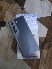 تكنو كامون 40 برو 5G • ٢٥٦/١٦ • شاشة فيها شروخ