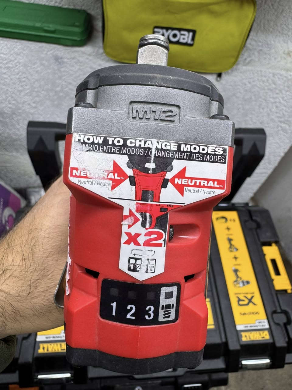 سلام عليكم اخوان 
رمضان مبارك عليكم 
دريل لقمه ملواكي اصلي جديد كامل بطاريات 2 وشاحنه 
745 نيوتن نص انج 
توصيل متوفر 
*********** واتساب 📞
