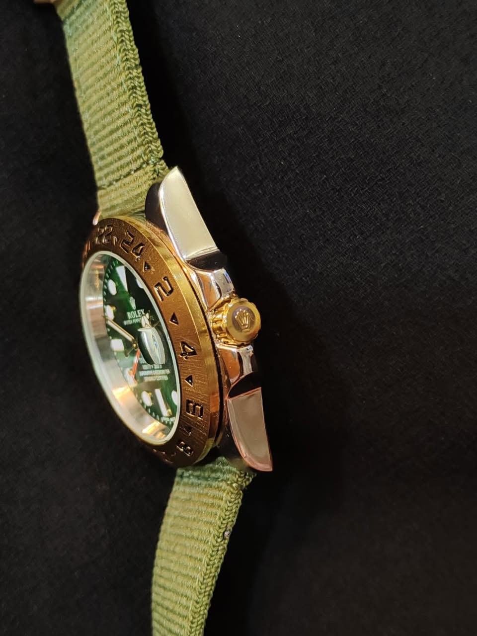 ⌚ ساعة  Rolexرجالية فخمة للبيع 🔥
ساعة بتصميم راقي، مينا أخضر  مع إطار ذهبي ✨  
حزام قماش (NATO) مريح وقوي، مناسب للاستخدام اليومي والطلعات 👌  

✔️ عرض الوقت والتاريخ مع عدسة تكبير  
✔️ عقارب وأرقام واضحة  
✔️ تصميم الساعات العالمية  

💰 السعر: 25  
📍 التوصيل متوفر داخل بغداد والمحافظات  

📩 للحجز والاستفسار راسل خاص


**إذا كنت صاحب هذا الإعلان وتريد حذفه لأي سبب، رجاءا أرسل رسالة إلى الدعم الفني**