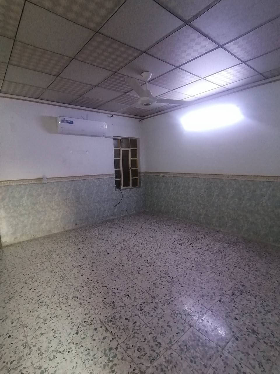 #للايجار (طابق ارضي)
الموقع  : حي البلديات (قرب جامع الصائغ)
المساحة :  125متر
غرفة وصاله ومطبخ وصحيات وكراج
للاستفسار
***********
***********
نستقبل طلباتكم العقارية بيع شراء ايجار
