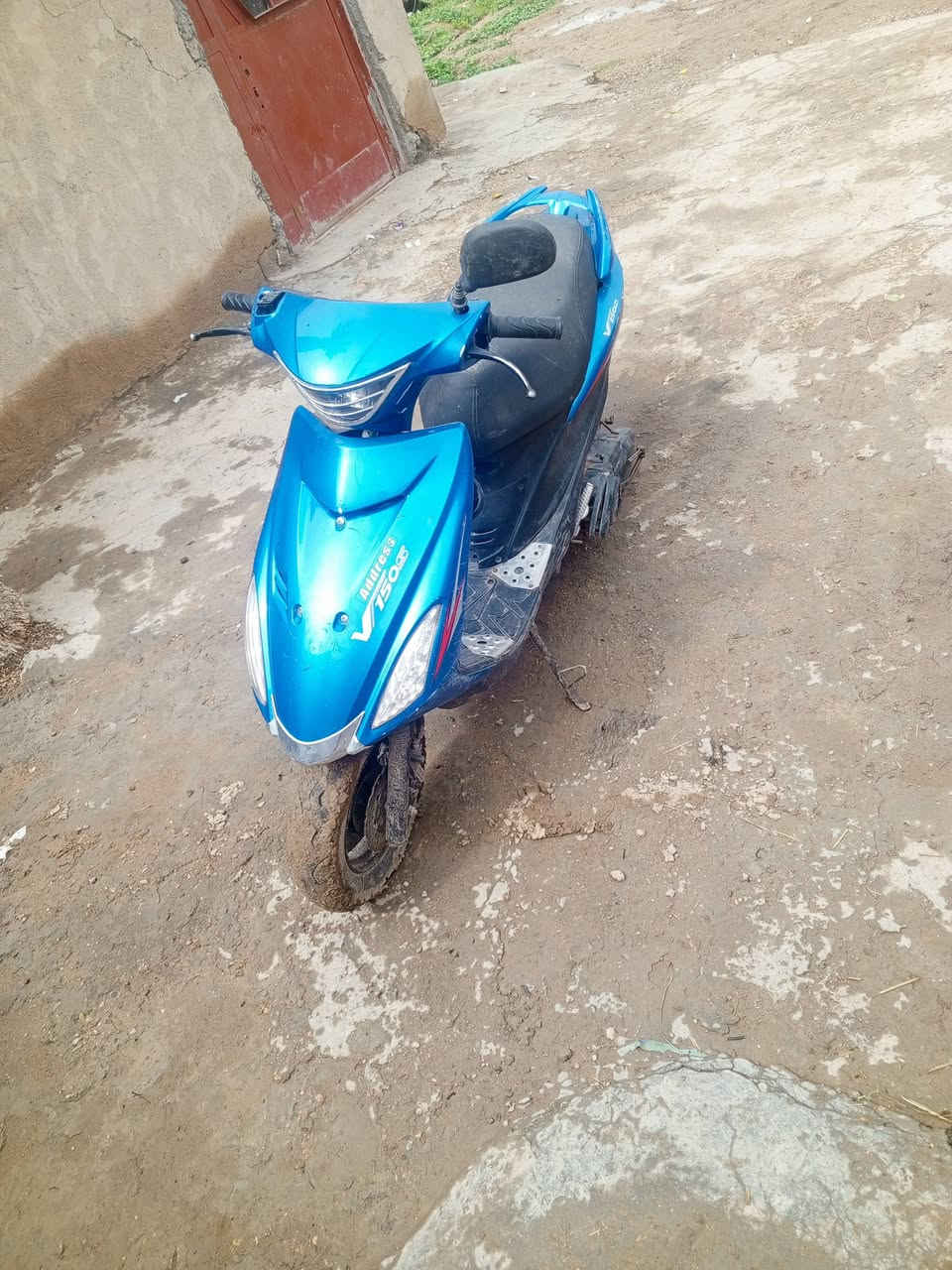 ال دراجه البيع سم دراجه دبسه صيني 
1-كفاله محرك نضيف
2-تشتغل بصمه وسلف ذني كفاله 
3-بس ردله باتري ،والهندر ملغي 
4-وسرعه ا ل درجه 140سرعته
5-هاذه رقمي بيه واتساب ***********
والسعر 300وبيه مجال
