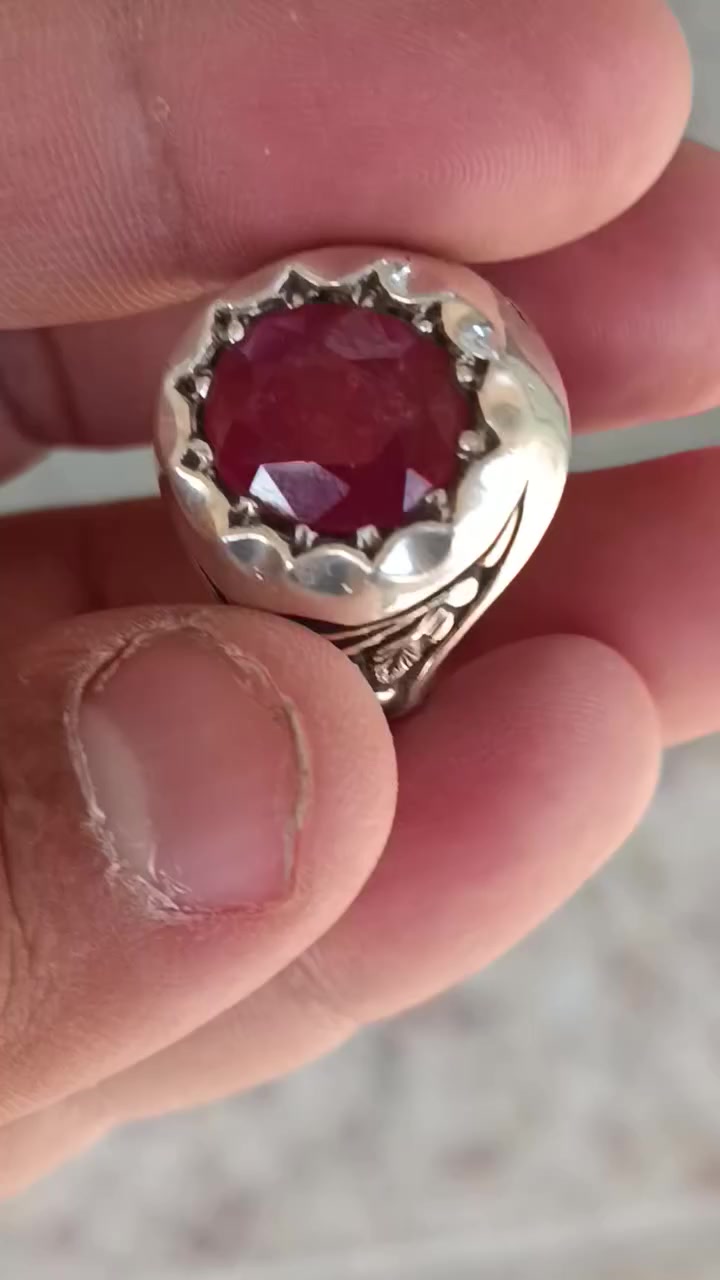 ياقوت افريقي  صياغه يدويه ثقيله
وزن الخاتم 23 غرام 
فضه 925
قياس 26 
***********
السعر 125 مع التوصيل
