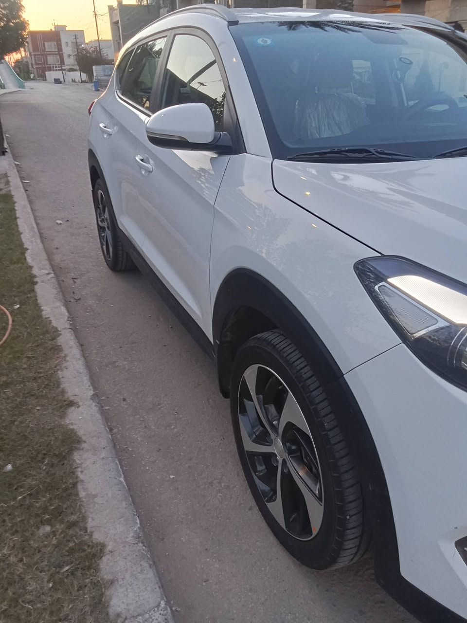 السلام عليكم توكسان 2018رقم بغداد ماشية83الف  السيارة نضيفة بدون نواقص مري شفط كرسي السايق كهرباء تبريد قطعتين تخم تاير جديد بدون نقص بيها صبغ جاملغ خلفي جهة السايق فقط مكانها بغداد السعر 178 الاستفسار ***********
