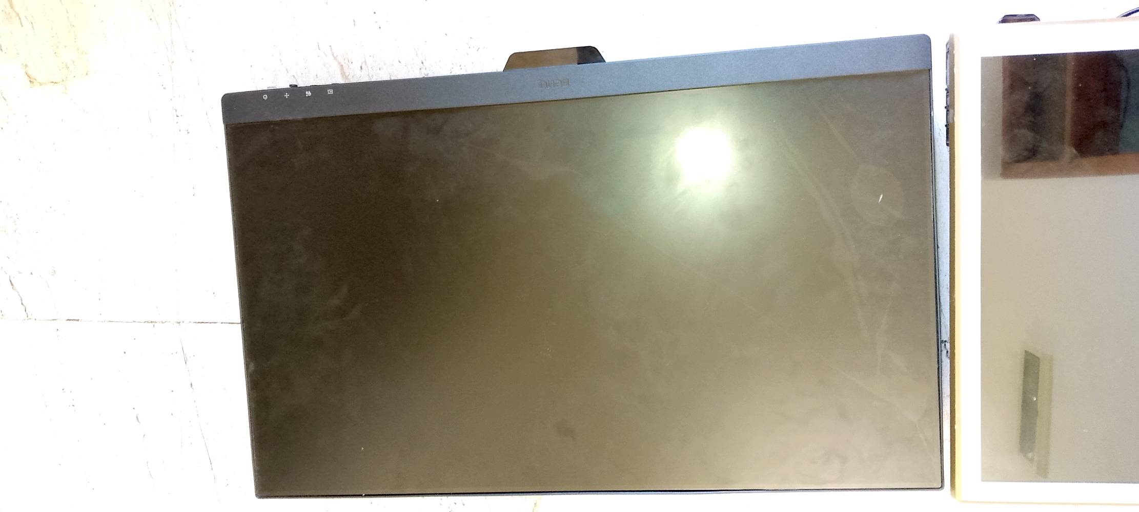 سلام عليكم شاشه واكفه ما اعرف شنو بيهه ماركه امريكي  سعر 25 