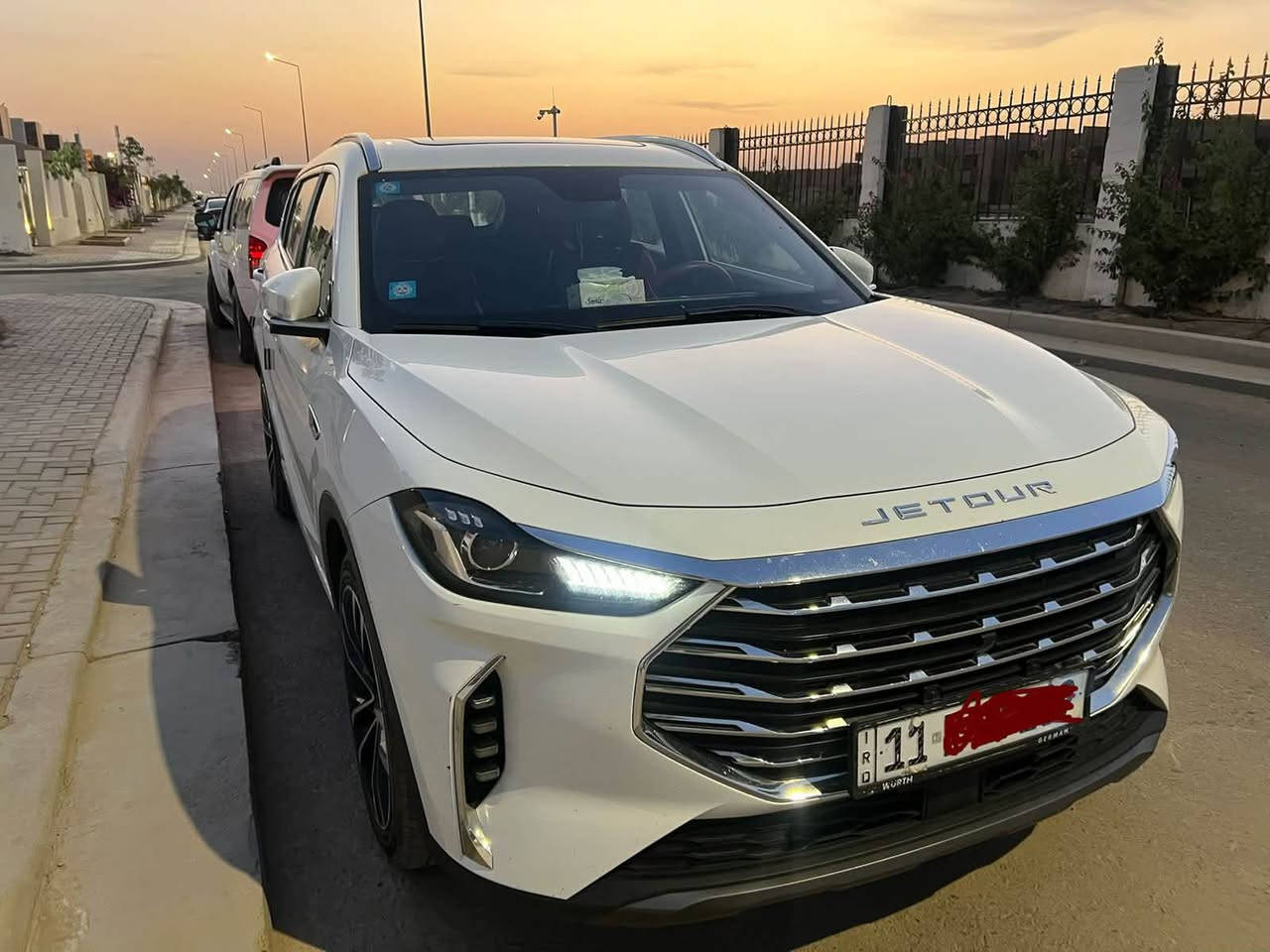 🛑 للبيع: جيتور X70 بلس (Jetour X70 Plus) - فئة Luxury موديل 2024
السيارة بحالة جيدة ، كاملة المواصفات، ومكفولة من (صبغ، بارد، حار). السونار مرفق مع المنشور.
الممشى: 51 ألف كم فقط.
الرقم: بغداد (بإسمي والتحويل مباشر).
الموقع: بغداد - زيونة.
💎 أبرز المواصفات والأنظمة:
السعة: 7 راكب (عائلية بامتياز).
التبريد: شاشه لمس ( قطعتين تبريد بـ 8 فتحات توزيع ) + ثلاجة .
الشاشات والكاميرات: شاشتين ديجيتال متصلة + منظومة كاميرات 360° مع رؤية فوقية (3D) + حساسات خلفية وأمامية.
الراحة والرفاهية: بانوراما قمارة كاملة | كشن سائق كهرباء | صندوق خلفي ذكي (فتح وغلق كهربائي) | 4 جامات أوتو | نظام كاربلاي (أندرويد + آيفون) مع منافذ USB.
الأنظمة الذكية: بصمة تشغيل وأبواب | ترحيب عند الاقتراب | فتح وغلق تلقائي | مرايا جانبية كهربائية (طي أوتوماتيكي مع إشارات بالمري).
🛡️ أنظمة الأمان ومساعدة السائق:
رادار تحديد مسار + تنبيه الخروج من المسار.
نظام النقطة العمياء (Blind Spot).
مثبت سرعة (Cruise Control).
هاند بريك دكمة (كهربائي) + نظام أوتو هولد (Auto Hold).
نظام مانع الانزلاق + وضعيات قيادة متعددة + وضعيات تحكم مختلفة بالستيرن.
وباقي المواصفات معروفه
💰 السعر وتفاصيل الاتصال:
السعر: 28 مليون (وبيها مجال ).
للاستفسار والاتصال المباشر: 📞 ***********

