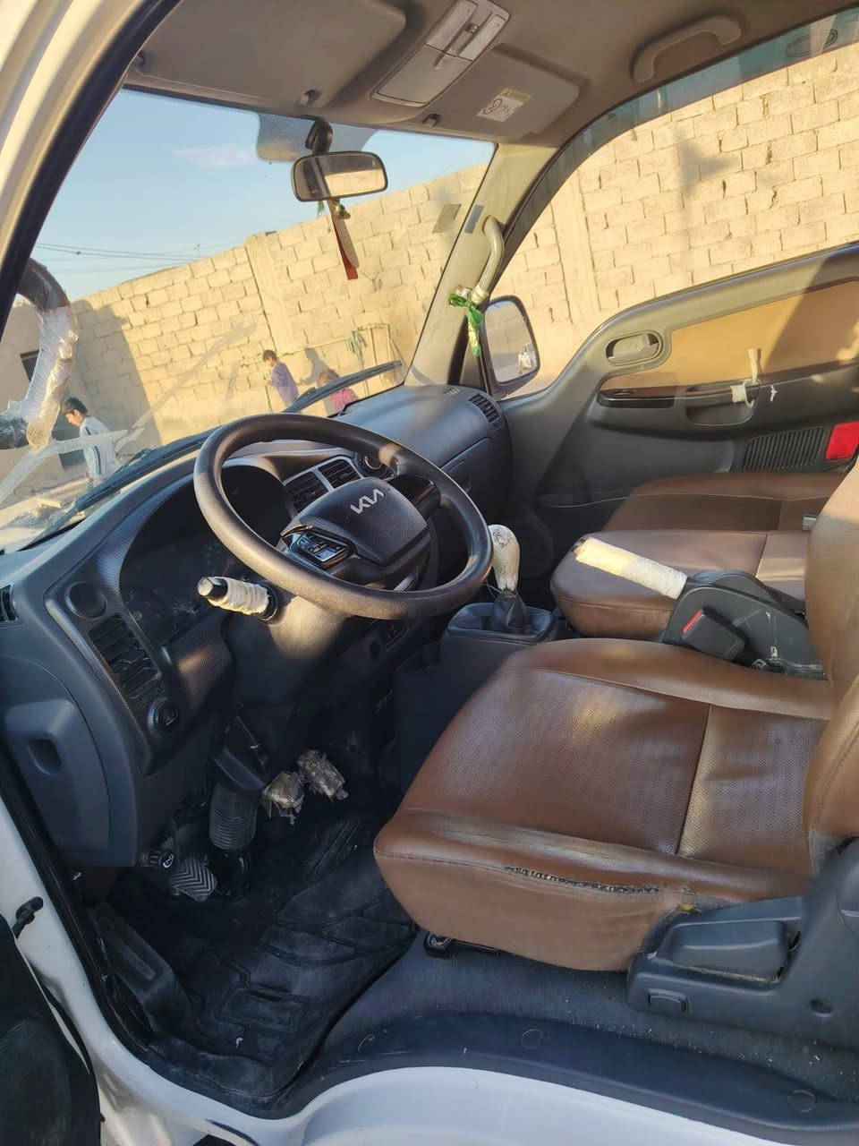 سلام عليكم ورحمة الله وبركاتة  سياره كيه حمل للبيع موديل 2023 رقم بغداد مشروع وطني تحويل مباشر بسمي مكفوله من كلشي سياره جديده كلش ماشيه 46 السعر 150 وبيها مجال ***********
