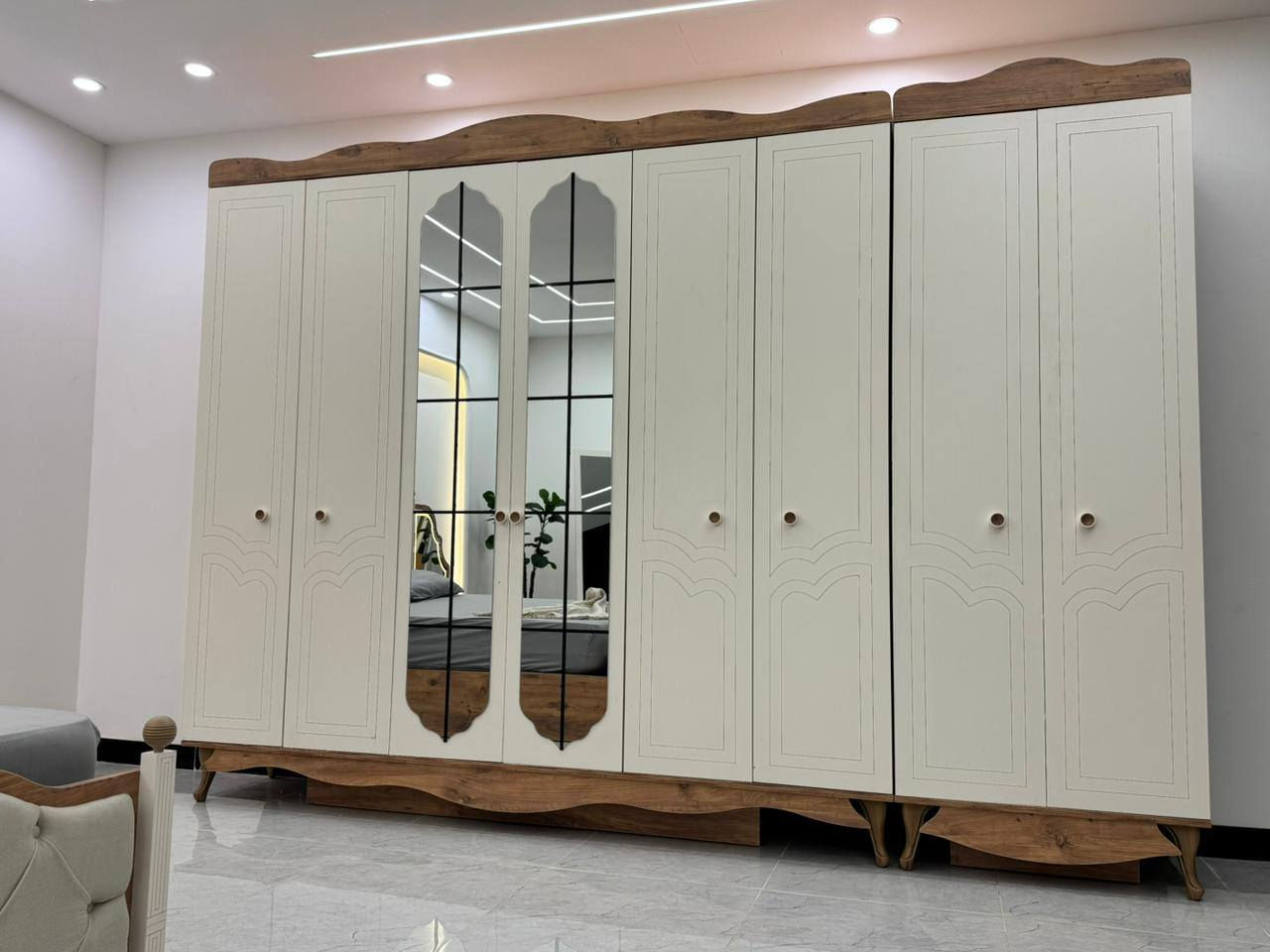 غرف نوم تركي 9 قطع 
كنتور 8ابواب طول الكنتور 3 متر و 20 سم 
ضهر بلوك 8ملم 
برغي وجوي حديد يعني فتح وشد شكد ما تريد الجربايه وي الكومديات 3 متر 
السرير مخزن جكات هيدروليك
السعر مليون و 650 الف فقط 
للحجز والاستفسار راسلونا وات ساب 
 ***********
 البصره
نقل وشد داخل مركز البصره مجاني توجد خدمه توصيل للاقضيه والنواحي والمحافظات الجنوبيه بأسعار مناسبة ملاحظه ما تدفع اي مبلغ قبل لا تنشد وتكمل ابيتك عليكم بس تنزيل الكراتين من السياره لداخل البيت
