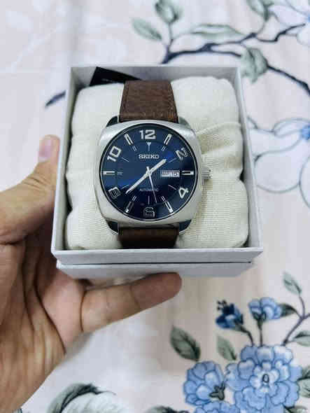 � للبيع 🔥 قطعه اخيره ساعة  Seiko Recraft أوتوماتيك أصلية!

✨ تصميم أنيق يجمع بين الكلاسيك والعصرية، بلون أزرق لامع يخطف الأنظار، مع حزام جلد طبيعي بني فاخر.
💫 تعمل أوتوماتيك بدون بطارية – جودة عالية وأداء ثابت من Seiko اليابانية.

📋 المواصفات:

 • ⏱️ الماركة: Seiko
 • ⚙️ النظام: أوتوماتيك
 • 🎨 اللون: مينا أزرق لامع
 • قطر الساعه : ٤٣
 • 🪶 الحزام: جلد طبيعي بني
 • 🧱 الهيكل: ستانلس ستيل

💰 السعر: 300,000 دينار عراقي فقط 🔥

📩 للتواصل: عبر الخاص أو واتس اب
***********
