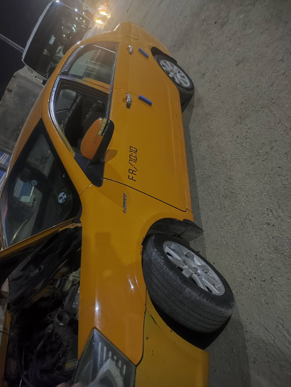 السلام عليكم جلي موبل للبيع السياره جاهزه كير النمره الثانيه تقر مكينه جديده تبريد شغال حداديه خلفيه مابيه شي نقصه بس حداديه اماميه للاستفسار ***********
