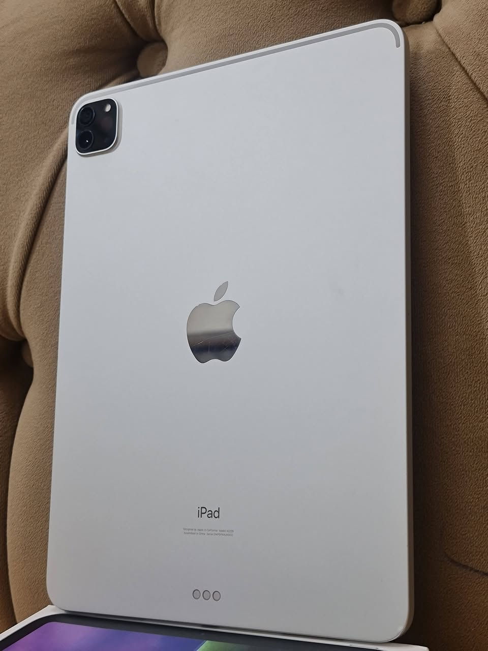 السلام عليكم للبيع 
ايباد ابل 
11 pro (2020) m2  

ذاكرة  
(256) GB 

مشحون 
600 مرة يعني طك كارتون جديد 

Model  a2228 

الجهاز مكفول كفالة عامة 
من الكسر و الخدش و الزلغ و الطبع 
كل شي بحالة جيدة ونظافة 99% 
كافة الضمانات موجودة 
السعر 750 الف 
التواصل واتساب فقط 
***********
