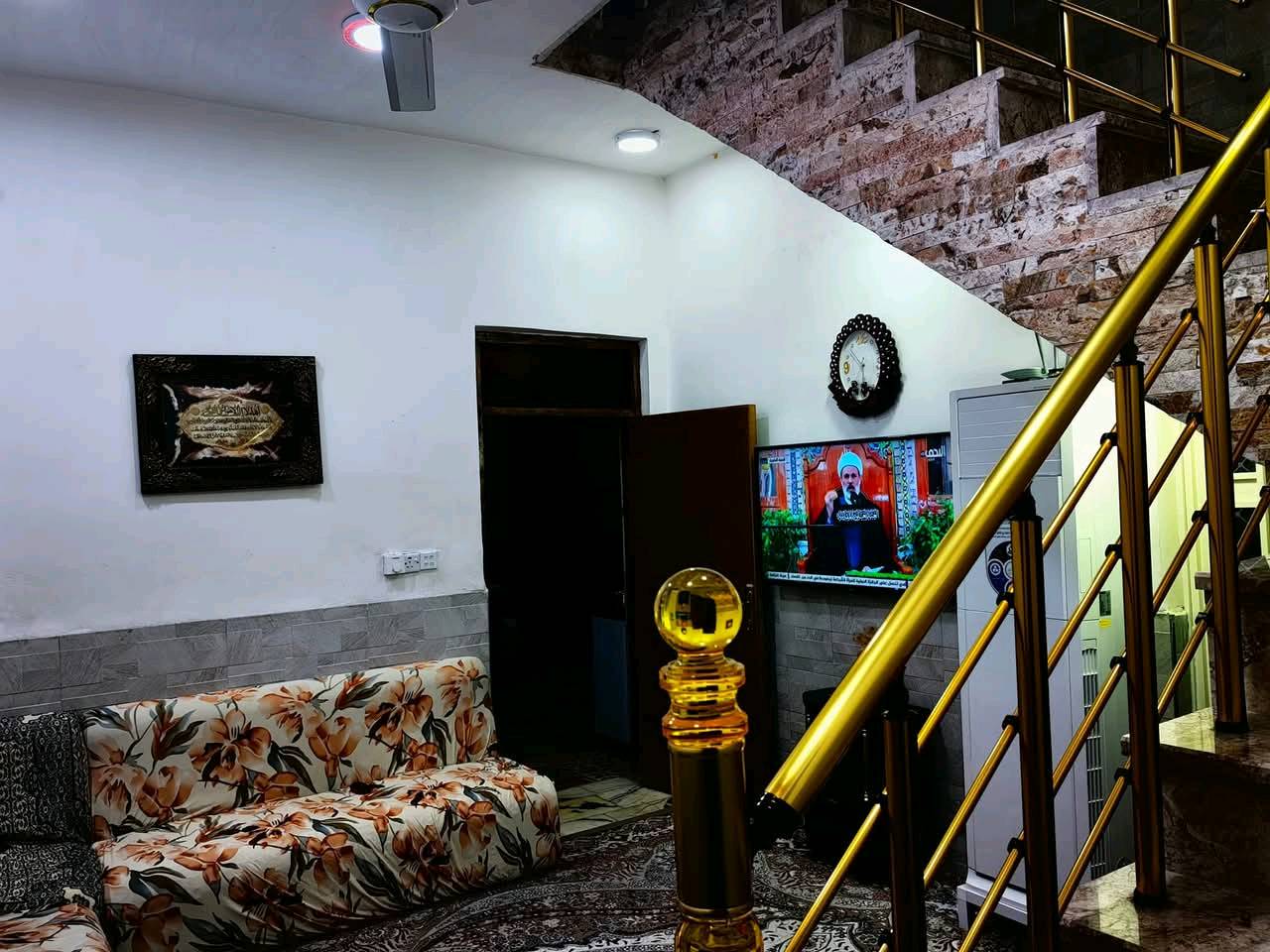 بيت للبيع بناء درجه اولى مسلح حي المعلمين الجديد شارع البطاقة الوطنية قرب اسواق طيوفه المساحة 156 متر  يحتوي على 3 غرف نوم صالتين 3 حمامات واحد غربي وشرقي، المطبخ يحتوي على كاونتر HDF جديد وسيراميك تركي وزارة البيت سيراميك تركي ، السطح ايزوكام، ارضية البيت مرمر فوليت تركي درجة أولى الدرج مرمر مع محجر الطابق الثاني سيراميك، كراج سيارة مع سقيفة، مع مقطورة وسخان وماطور ماء...
لمعرفة السعر على الرقم ادناه ***********