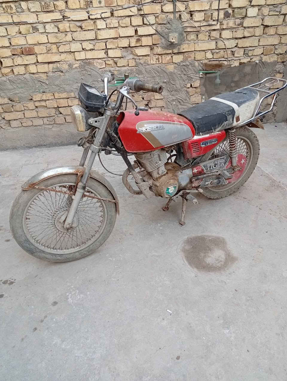 السلام عليكم للبيع ربعه كير ارشه وراق اصولي كامله موديل 15 دراجه كايمه بس شغاله دراجه حلوه ونضيفه شراي يتصل عل رقم‏‪0780 412 6820‬‏ مكاني بابل حله مركز السعر 300
