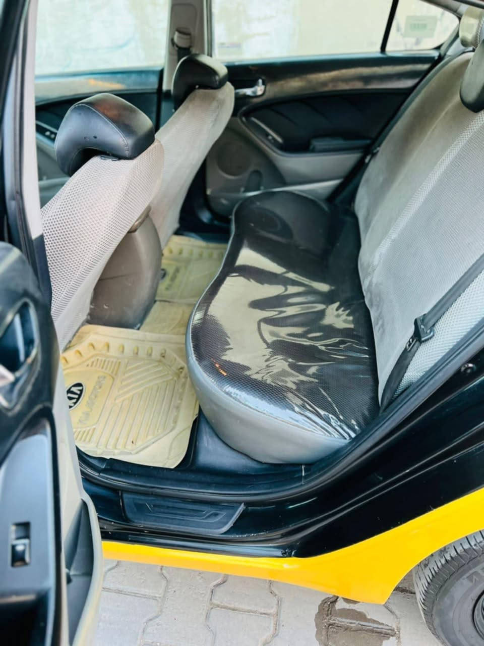 السلام عليكم فورتي ١٤ سياره جاهزه كير مكينه   صدر تبريد كله خير من الله  سياره حادثها خشم الجاملغ لا دواخل ولا ايرباك وشبر من البنيد تخم تاير ماطور ستيرن سياره نقصها طاسه درايم شفت الداخلي  فقط سياره حلوه ومرتبه والسياره مصفره هيئه غرامات رقم الدولي الجديد السعر ١٠٥ وبيها مجال شي قليل  ‏‪***********‬‏
المكان بغداد / الدوره
