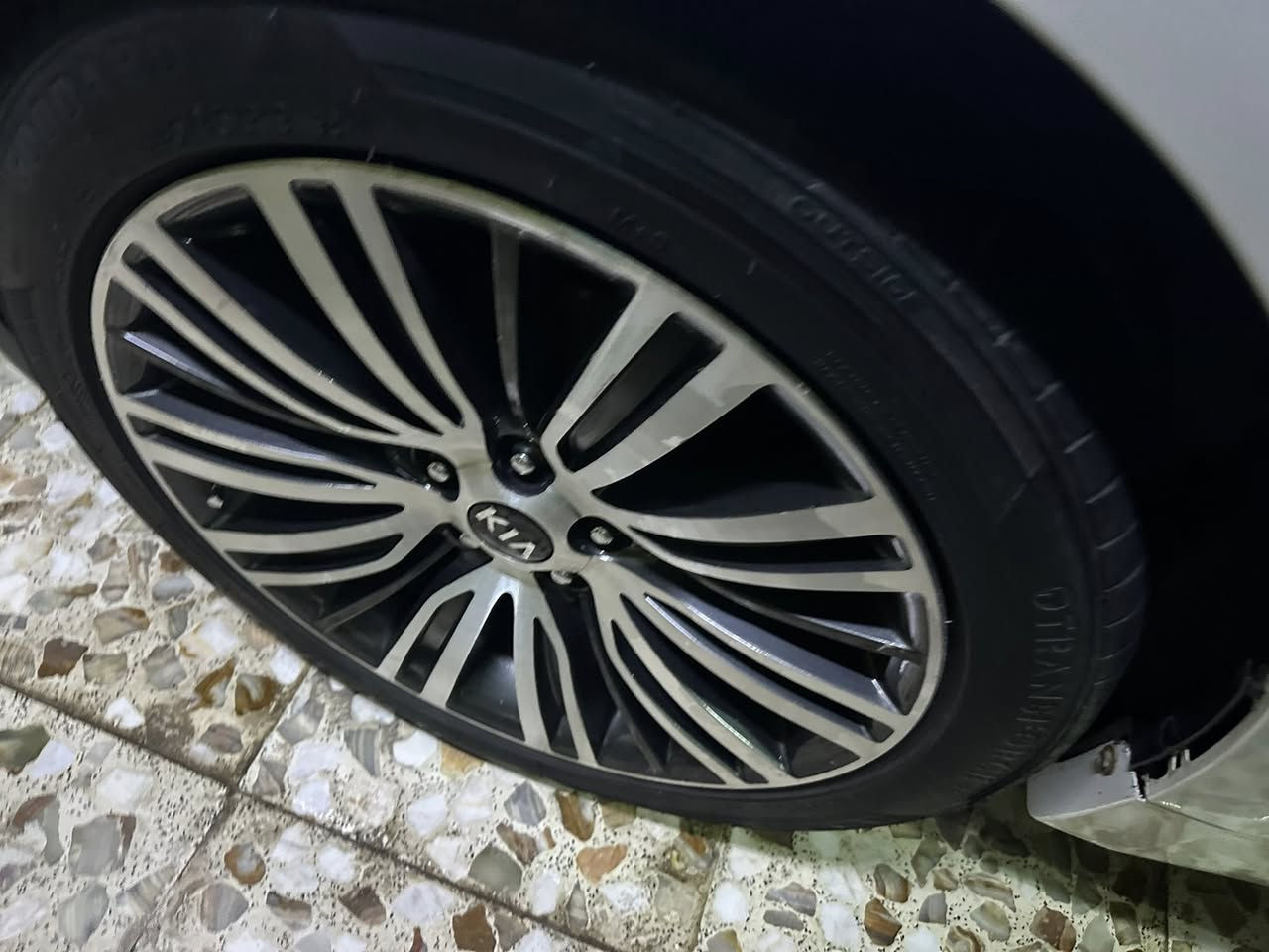 كيا لاكنزه 2011 سياره بيها رشات صبغ السياره واحد ع واحد كير ومكينه وحداديه كله جديد رقم بغداد جديد لمعرفه السعر اتصل ع الرقم ***********
