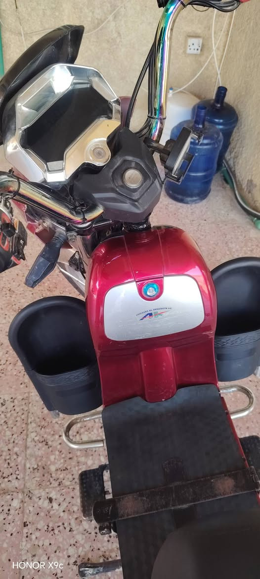 السلام عليكم ورحمة الله وبركاته
دراجة شحن للبيع موديل ٢٥..جديدة حيل كل شي شغال بيها لايت زنون بك خلفي اي نقص ما بيها بطاريات يقرن ١٠.. ١٠ ونص وثنين يقرن ٩ ونص وحده او اثينن بيهن نفخ بسيط نتيجة شحن زايد دراجه جديده احلا من الصوره موديل ٢٥ مو ٢٤ سعرها ٤٥٠ بي مجال بسيط شراي يتصل على هذا الرقم ***********.. و ٧٧٣٣٦٧٩٠٨٤...
