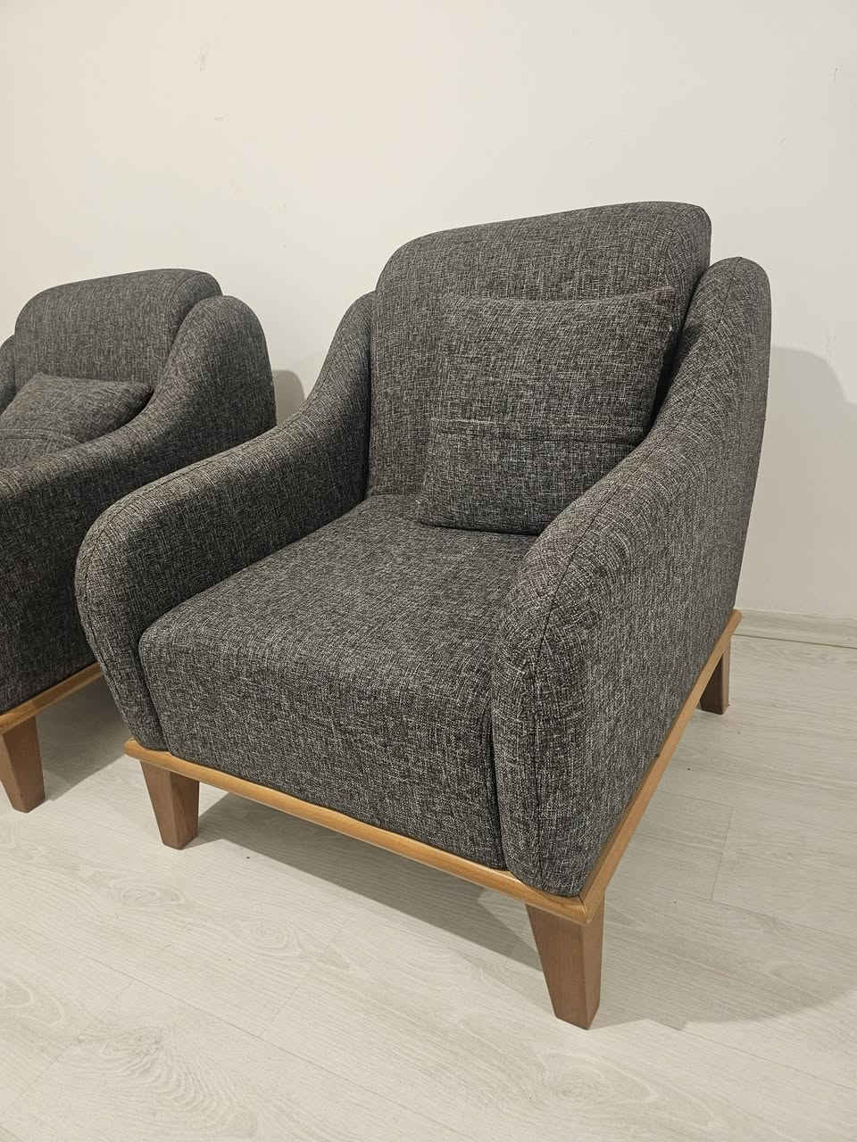 تخم تركي 5 نفرات ماركة MODASOFA - نضيف جدا 
مميزة بشاحن USB وتايبسي
*********** ***********
