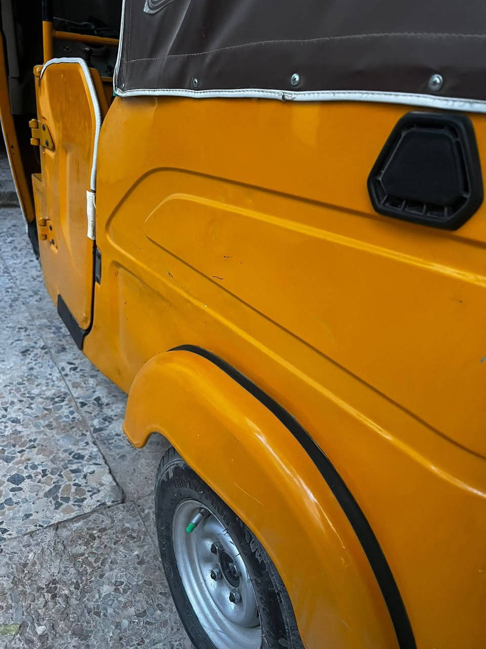 التكتك بيها بارد ب الصفح وارجعه بدون صبغ وبالدوسه شك زغير المكينه ما مجفته بس مفتوحه التكتك مديل 2022 عله ايدي مال جناي رايدهاا ب 7 و 300 وهاذ رقمي *********** مكلف بنشر شراي يتصل
