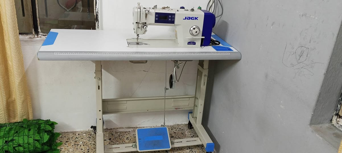 ؤ مكينه خياطه صناعي ماطور كاتم واوفر صناعي للبيع مكينه خياطه ب٣٠٠والاوفر٢٥٠رقم تواصل، ***********
