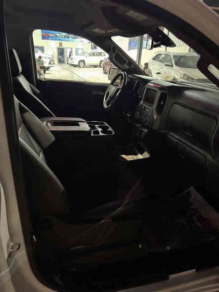 سلام عليكم للبيع شوفر بدي  2023 بدون رقم 
مكينه 8 سلندر حادثها سرقه بس 
معروضه ب175 وبيها مجال متوازي عله بيعتها والله سياره مكلفه ب٢٣٠ عله كمرك الجديد بس متوازي وريد ابيع 
معروضه ب١٧٥ وبيها مجال 
***********
