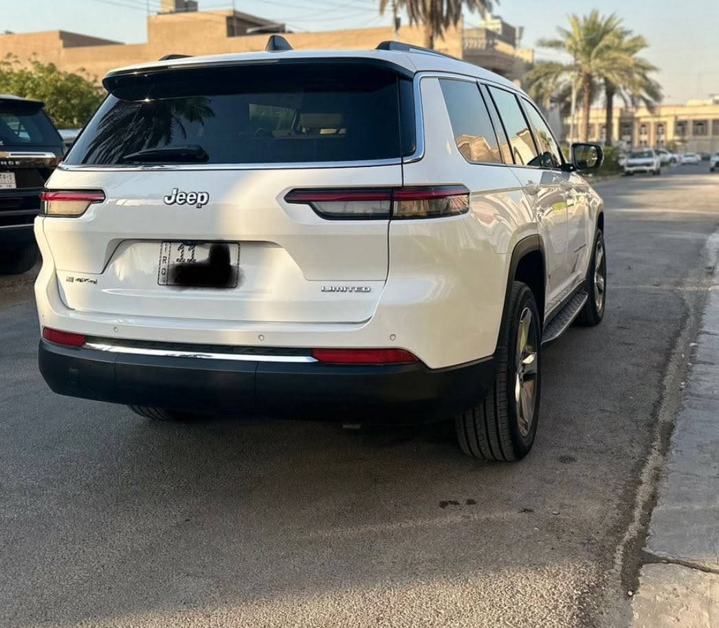 سلام عليكم 

*السعر بلاش وجوة سوك بسبب ظرف وبالعافية على يشتري* 
جيب كراند شيروكي. لون ابيض 
 موديل 2022  وارد امريكي ماشيه 69 الف km
* محرك ٦ سلندر ٣٦٠٠
*  لارج الطويل 7 راكب vip.
* فور ويل 4×4
* بصمة تشغيل وتشغيل عن بعد .
* رادار  مع مانع تصادم امامي وخلفي  
* نظام تحديد المسار . 
* تحذير النقطة عمياء .
* شاحن موبايل وايرلس. 
* ويل قياس 20 انج .
* الخرائط (GPS) للاندرويد وال ios .
* حساسات خلفية 

كونترول خلفي 
فتحه سقف بنراما
طي المقاعد الخلفيه كهربائيآ
* بلوجكتر امامي .
* المصابيح الأمامية زنون .
* تطعيم صاج خشب للمقصورة الداخلية الامامية . 
* المقاعد الأمامية كهربائية .
* المقاعد الأمامية والخلفية تدفئة .
* انارة داخلية LED متعددة الالوان . 
* مكيف خلفي مع وحدة تحكم منفصلة . 
* تدفئة ستيرن .  
* محدد سرعة . 
*نظام الايعاز الصوتي .
*جنطه كهرباء .
* اطفاء ذاتي autostop . وكثير من المواصفات
 حادثه جاملغ خلفي وباب  بدون ايرباك السياره
للاستفسار  ***********
السعر 24 الف
وبيه مجال بسيط
