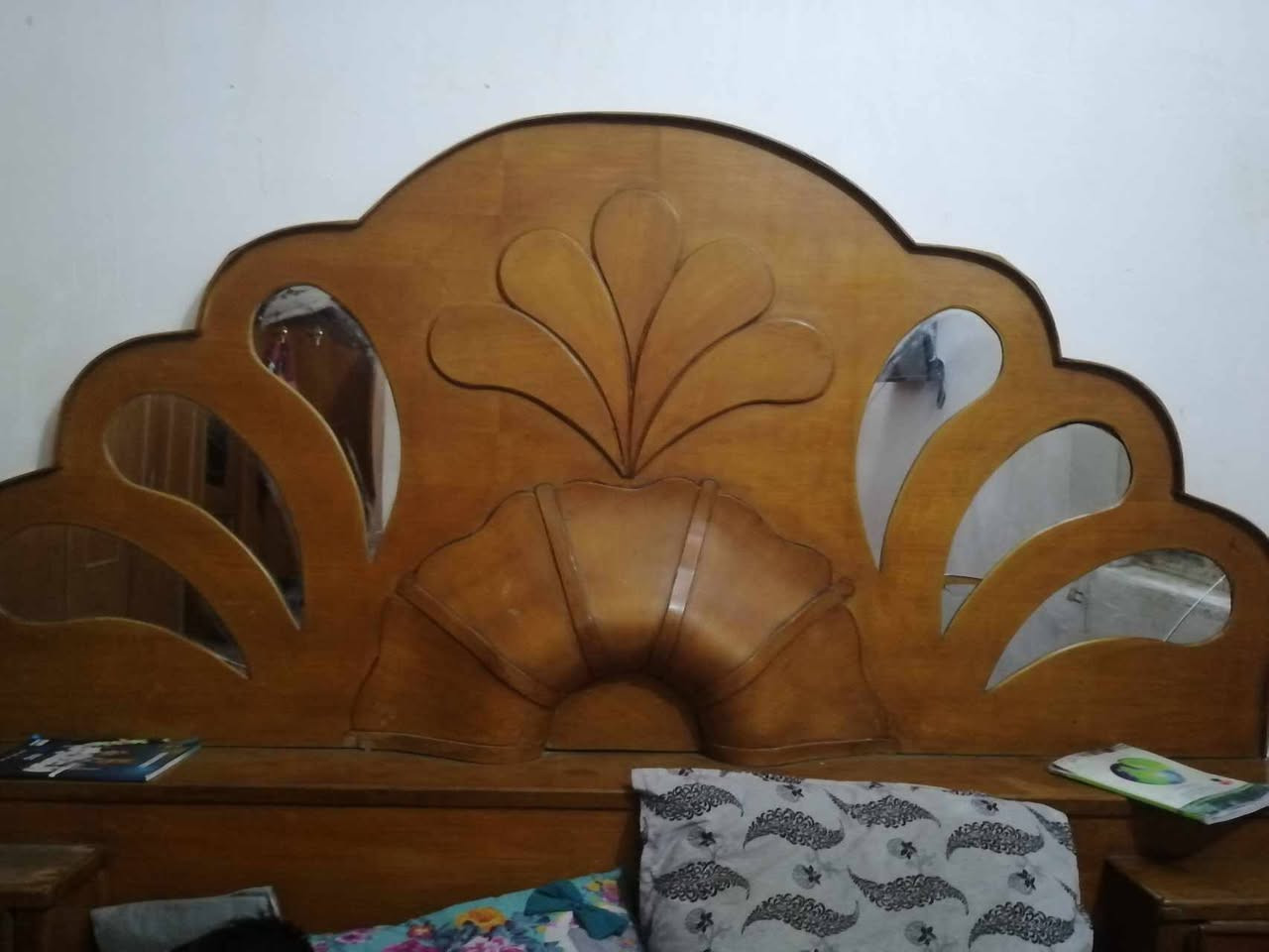 السلام عليكم غرفت اخشاب للبيع صاج السعر ٣٠٠وبيه مجال العنوان حله شارع ٨٠ الستفسار ***********
