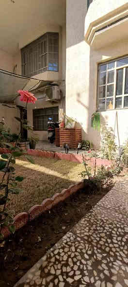 بيت 300 متر ... يباع كامل او قطع 125 او 175 حسب الرغبة ... واجهة 12 نزال 25 .. في منطقة جكوك على شارع 20 متر جهة الكاظمية ... يحتوي على 4 غرف نوم... صالة كبيرة ... هول... مطبخ وهول داخلي... مناور اثنين وحديقة وكراج ومخزن في السطح... بيت جديد جدا وكامل الخدمات

سعر المتر 3 مليون وقابل للتفاوض

***********
