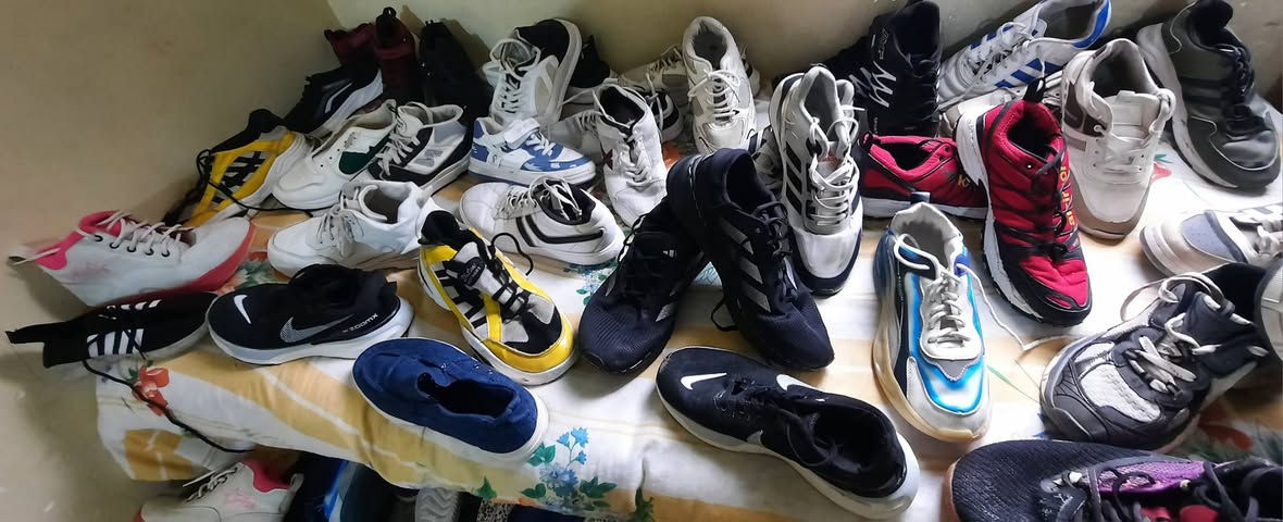 احذيه مستخدمة تقريبا( ٥٠ )قطعه سعر الزوج( ٢٠٠٠) (الفين) دينار أحجام من أصغر حجم إلى ٤٥  العنوان بغداد المعامل منطقة الباويه مقابل حسينية الرسول الأعظم للتواصل ***********( لايوجدتوصيل )
