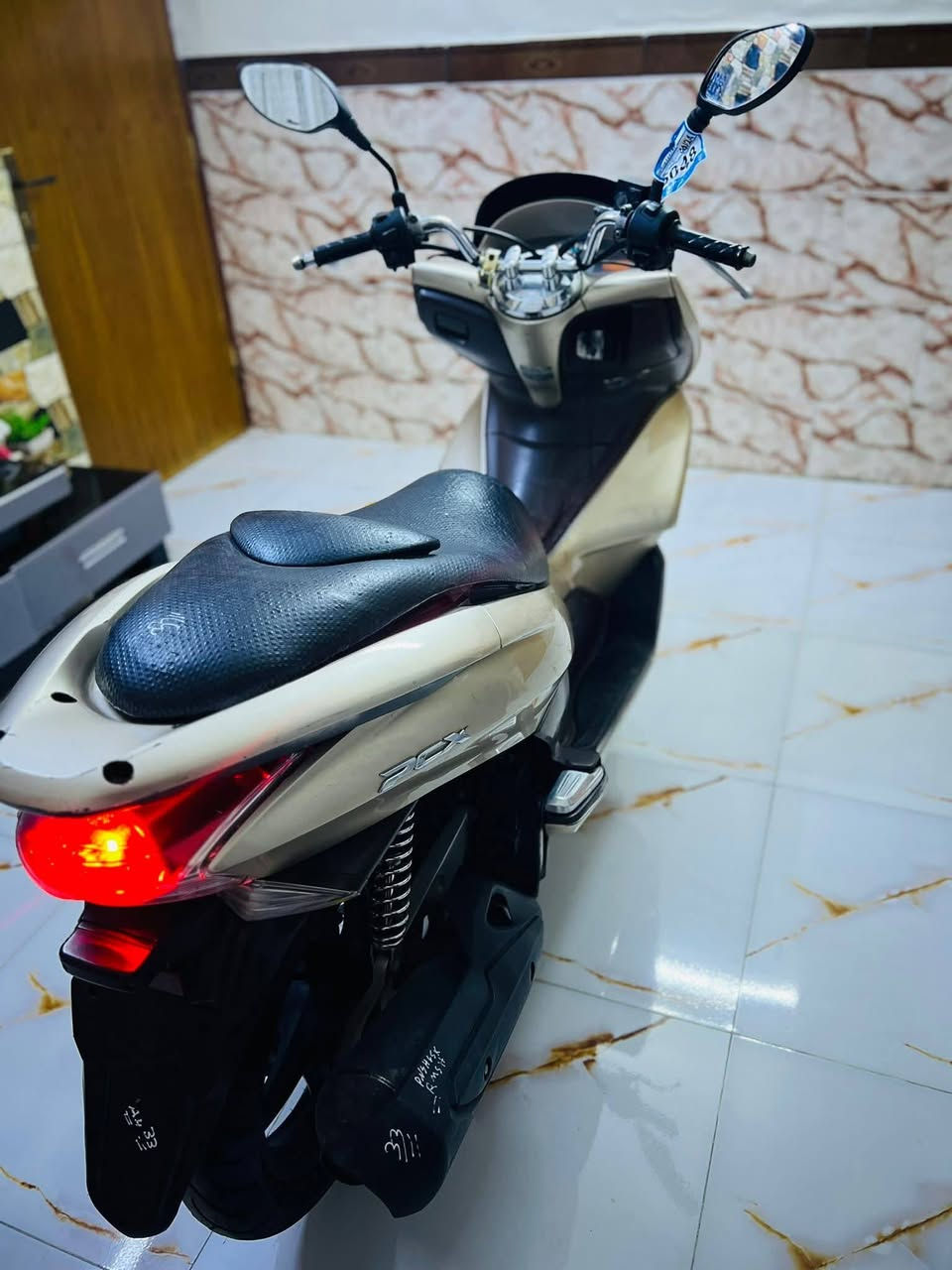 سلام عليكم دراجة pcx جيل اول لون مميز مكينه 125 الدراجه خير من الله بيه تخم تاير جديدة منظومه بانزين جديدة كلجات جديدة الدراجه بيه ملاحظات بسيطه بالكفر الكهربائيات كله شغاله نكره سلف باي وكت السعر 1300 وبيه مجال
*********** مكاني بغداد باب معظم
