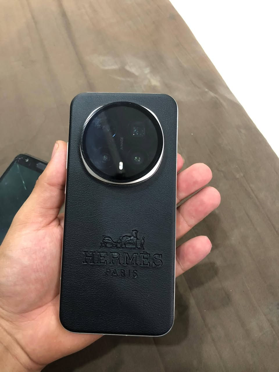 مساء الخير اخوتي جهازي Honer magic 8 pro
جهاز اخو الجديد شوفه عينكم بالنسبة للضهر ف اني مغلفة  
بطارية 7100    باقي مواصفاتة معروفة ذاكرة 512 
كامل ملحقات ساعة وشاحنة و 3 كفرات 
مراوس مع s26 الترا ذاكرة 256 راس براس 
للعلم سعرة 14010 
وال s26 الترا سعرة 1350
***********
