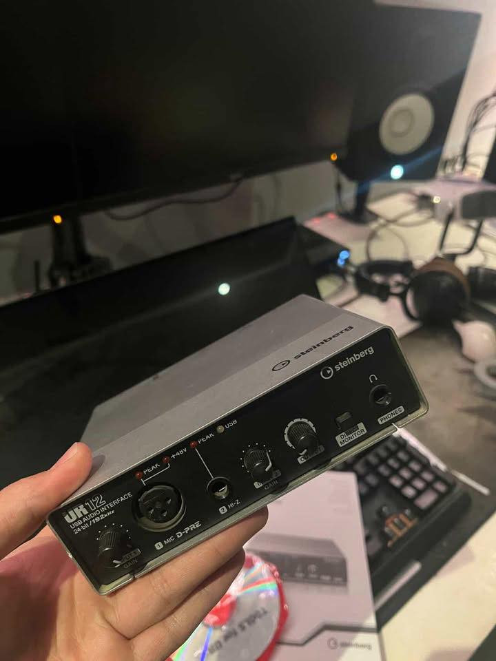 للبيع: كرت صوت Steinberg UR12 - بحالة الوكالة (كامل ملحقاته)
إذا كنت تبحث عن جودة صوت احترافية (Studio Quality) لتسجيل "الفويس أوفر"، الغناء، أو حتى البث المباشر (Streaming)، فهذا الجهاز هو الخيار الأفضل والأكثر اعتمادية.

✅ مميزات الجهاز:

• دقة تسجيل عالية: تصل إلى 24-bit/192 kHz لصوت نقي جداً وبدون تشويش.

• مضخم صوت D-PRE: يحتوي على مخرج XLR مع مضخم صوت من شركة Yamaha العالمية، ليعطيك صوت دافئ واحترافي.

• خاصية Loopback: ميزة رهيبة للبث المباشر (الستريمينج) لدمج صوت المايك مع صوت الكمبيوتر بسهولة.

• دعم الطاقة الوهمية +48V: لتشغيل جميع أنواع المايكروفونات الاحترافية (Condenser Mics).

• مدخل Hi-Z: مخصص لتوصيل الجيتار الكهربائي مباشرة وبجودة عالية.

• متوافق مع كل شيء: يعمل على Windows، Mac، وحتى الـ iPad.

📦 حالة الجهاز والملحقات:

الجهاز نظيف جداً (أخو الجديد) واستعمال خفيف، ويأتي مع كامل أغراضه الأصلية:

1. الكرتون الأصلي.

2. كتيبات التشغيل والتعليمات.

3. CD التعريفات الأصلي.

4. كود تحميل برنامج Cubase AI (المرفق مع الجهاز أصلاً).

💰 السعر:85

للتواصل خاص او واتساب 

0780 861 1397
