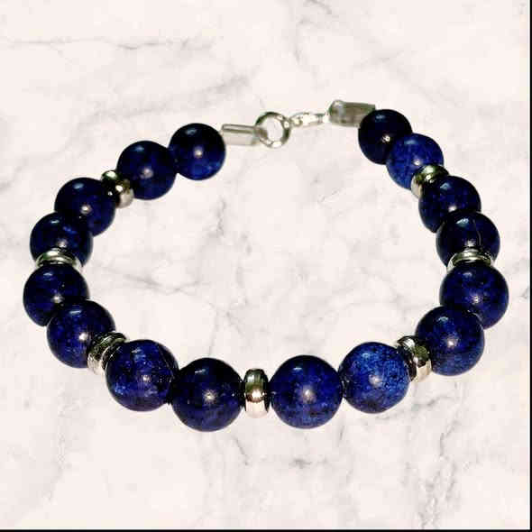 دلال وجمال الأحجار الكريمة سوارات نسائية ورجالية حجر النيشابوري الأصلي ذمة وحجر الازوارد وحجر المرجان وحجر القمر الأصلي ذمة تعمل هذه الأحجار العلاجية المفاصل والأعصاب وعلاجة الشقيقة وألم الرأس وتعطي الطاقة الإيجابية وطرد الطاقات السلبية من الجسم وتعطي المحبة بين الناس  تعالج العين والحسد والنفس والمس والتابعة وكل أعمال السحر وتعطي الراحة النفسية بإذن الله وكل سوار وسعرة يوجد جملة ومفرد. يوجد توصيل ***********       ***********
