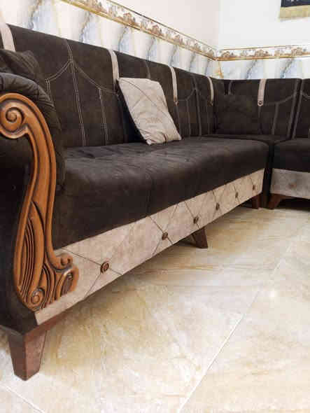 سلام عليكم ديوان عشر مقاعد مستخدم نضيف خشب بلوك اسود تفصال السعر 350وبي مجال وياه طبله وسطيه الشراي يتصل ***********
