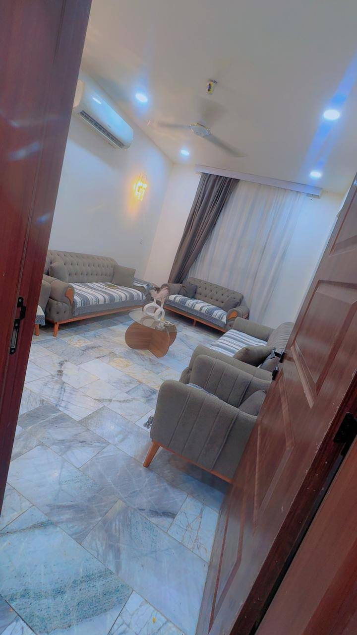 بيت للبيع  طابقين طابو صرف قرب جامعه الهادي شارع اليمامه
مساحةًالبيت ١٠٧ سنه البناء ٢٠٢٥ 

يحتوي على٤ غرف واستقبال وصاله ومطبخ وصحيات ٣ 

التواصل على الرقم ***********
