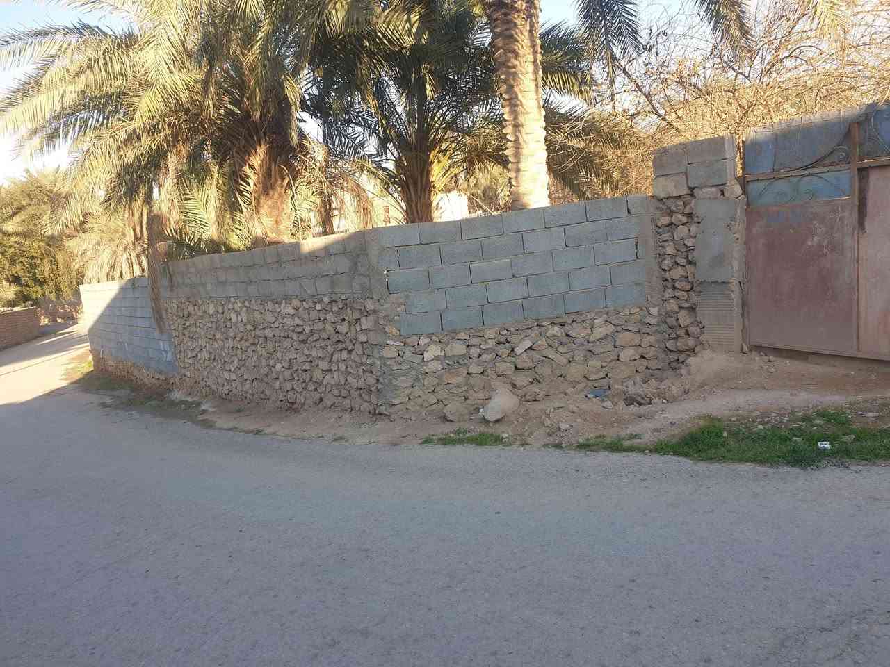 للبيع دار رقم مسجل في بلدية حقلانية 
 المساحة 
_______
425 متر مربع+ 175 فضلة المجموع 600 متر مربع

المواصفات
________
الواجهة ٢٤ م  ونزال ٢٥ م
الدار بناء  قديم شيلمان واصل كهرباء وماء 
وكما موضح في الصور

الموقع 
______
حقلانية بالقرب من  التانكي قرب مسجد المرتضى 

ملاحظة
_______
البيع بالنقد فقط
للاستفسار يرجى الاتصال على الأرقام التالية ***********
***********
مكتب عقارات الصفا
الانبار حديثة الحي العسكري قرب منفذ النواعير
