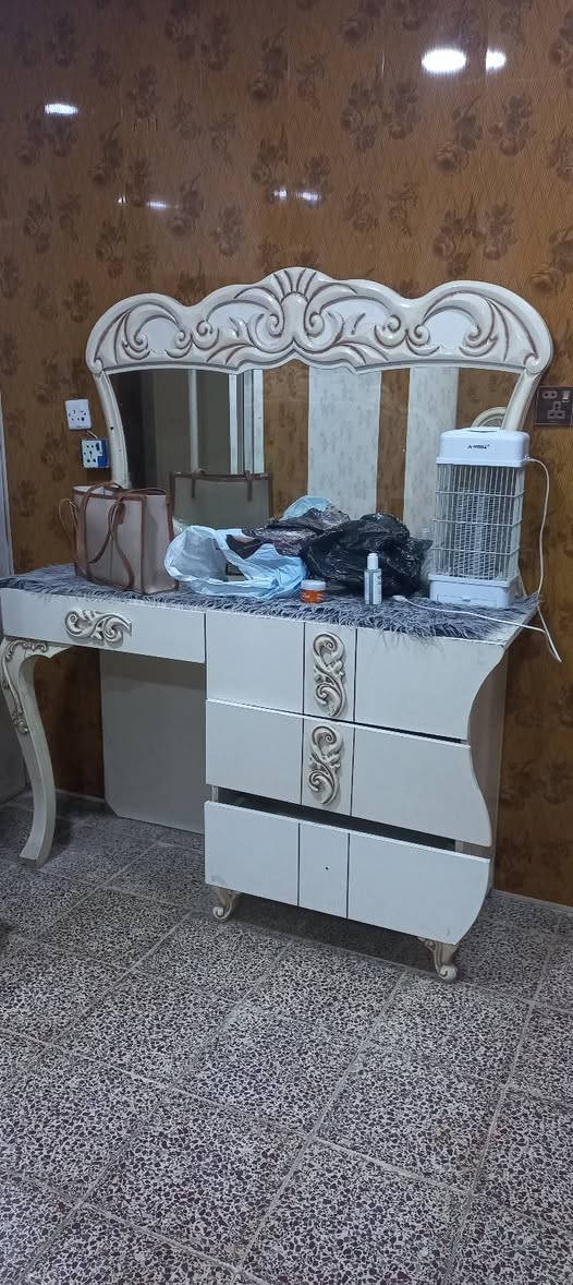 غرفة نوم للبيع بسعر مناسب ، قاعدة الكنتور تحتاج الى تبديل وبدون تخت
***********
