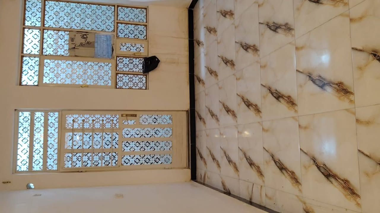 السلام عليكم يوجد بيت مساحتة 58 متر واجهة 2.90 نزال 20 البيت مقسوم يوجد في حايط مشترك البيت طاأبقين كهرباء ومجاري معزولات قرار 355
مكاتبة تحويل العنوان زعفرانية نهاية شارع المعهد النزلة مقابیل اسواق تفاحة منطقة حنييت السعر 60 للاستفسار والتواصل عن طريق رقم 
الهاتف *********** ابو محمد للعقار  وتساب فقط
