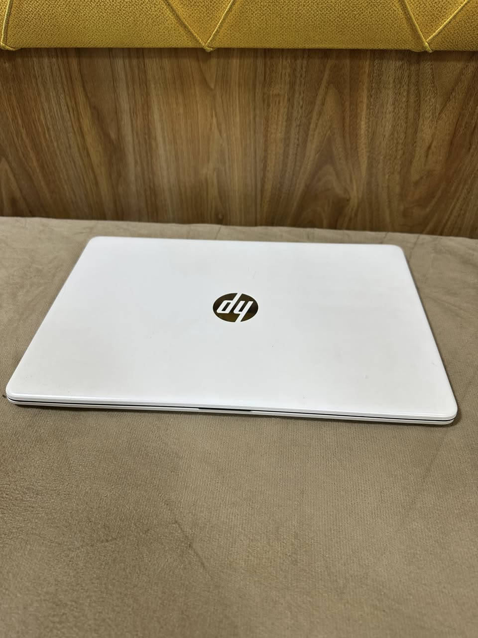 لابتوب HP أبيض بمواصفات قوية (جيل 12) - أداء سريع جداً

الموديل: HP Laptop 15s-fq5xxx
اللون: أبيض ملكي (White)
المواصفات الفنية:
• المعالج: Intel Core i5-1235U (جيل ثاني عشر حديث) يحتوي على 10 أنوية لضمان سرعة خرافية في الشغل.
• الرام: 8 GB DDR4.
• الهارد: 512 GB من نوع SSD (إقلاع النظام خلال ثواني).
• الشاشة: 15.6 بوصة بدقة Full HD واضحة جداً.
• النظام: ويندوز 11 برو (Windows 11 Pro) أصلي.
حالة الجهاز بكل أمانة:
1. الأداء: الجهاز شغال 100% ولا يوجد فيه أي عيب داخلي، سريع جداً في التصفح، الدراسة، والبرامج الهندسية أو المكتبية.
2. المظهر الخارجي: الجهاز لونه أبيض وأنيق، لكن للأمانة توجد بعض الحروف ممسوحة من الكيبورد بسبب الاستخدام (موضح بالصور)، ويمكن حلها بسهولة بـ "ستيكر حروف" سعره بسيط جداً.
3. النظافة: نظيف جداً من الداخل والبطارية بحالة جيدة.
4.السعر 450 وبي مجال
او مراوس ب macbook air m1 2020 مع الفرق


**إذا كنت صاحب هذا الإعلان وتريد حذفه لأي سبب، رجاءا أرسل رسالة إلى الدعم الفني**
